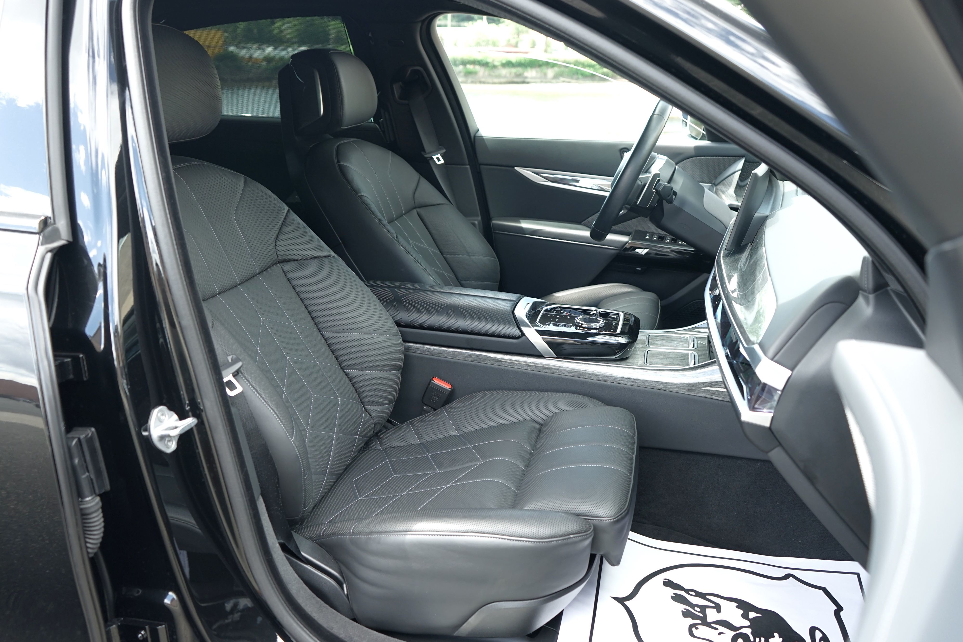 Photo 30 of this BMW 7 Series