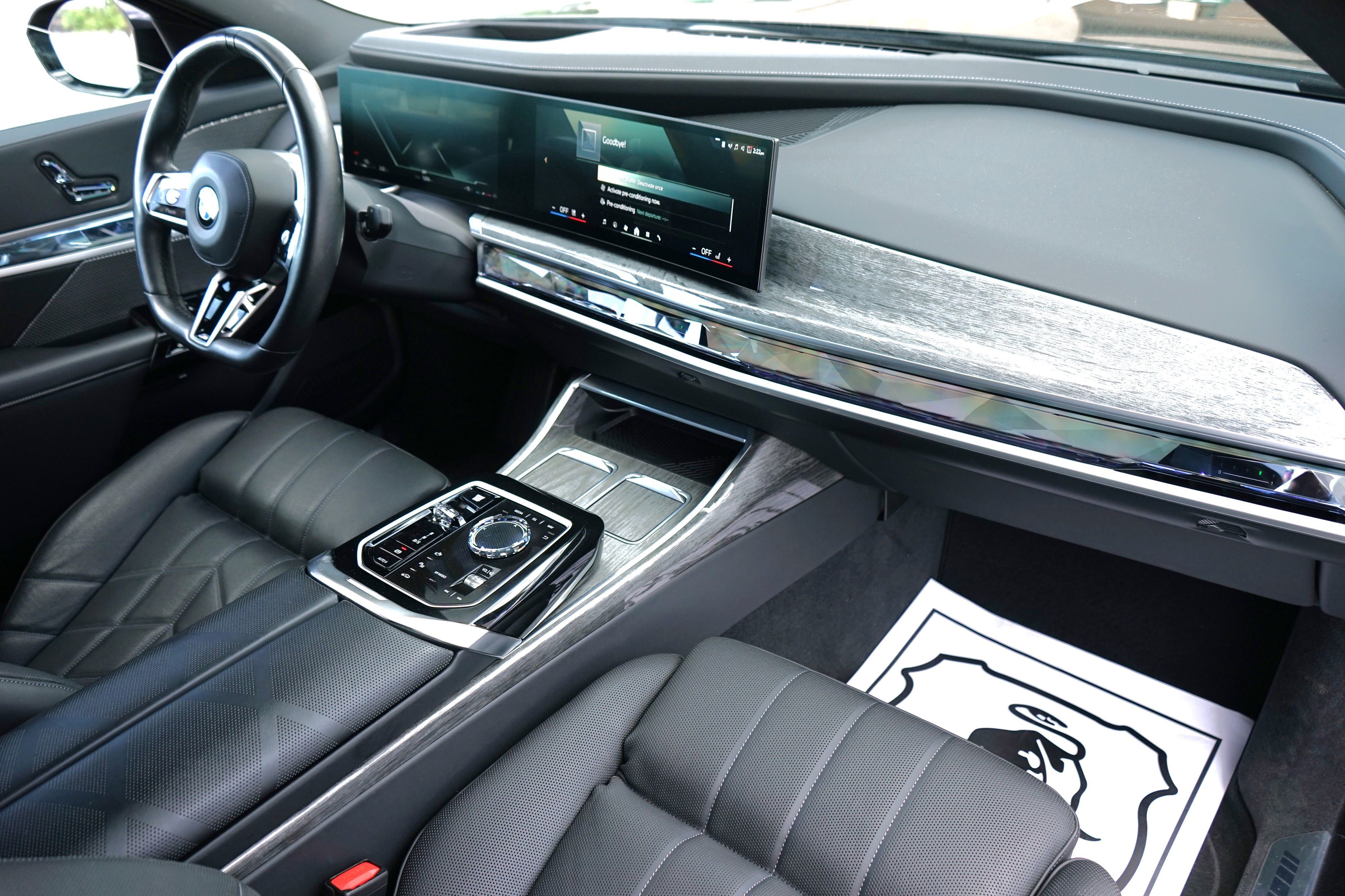 Photo 29 of this BMW 7 Series
