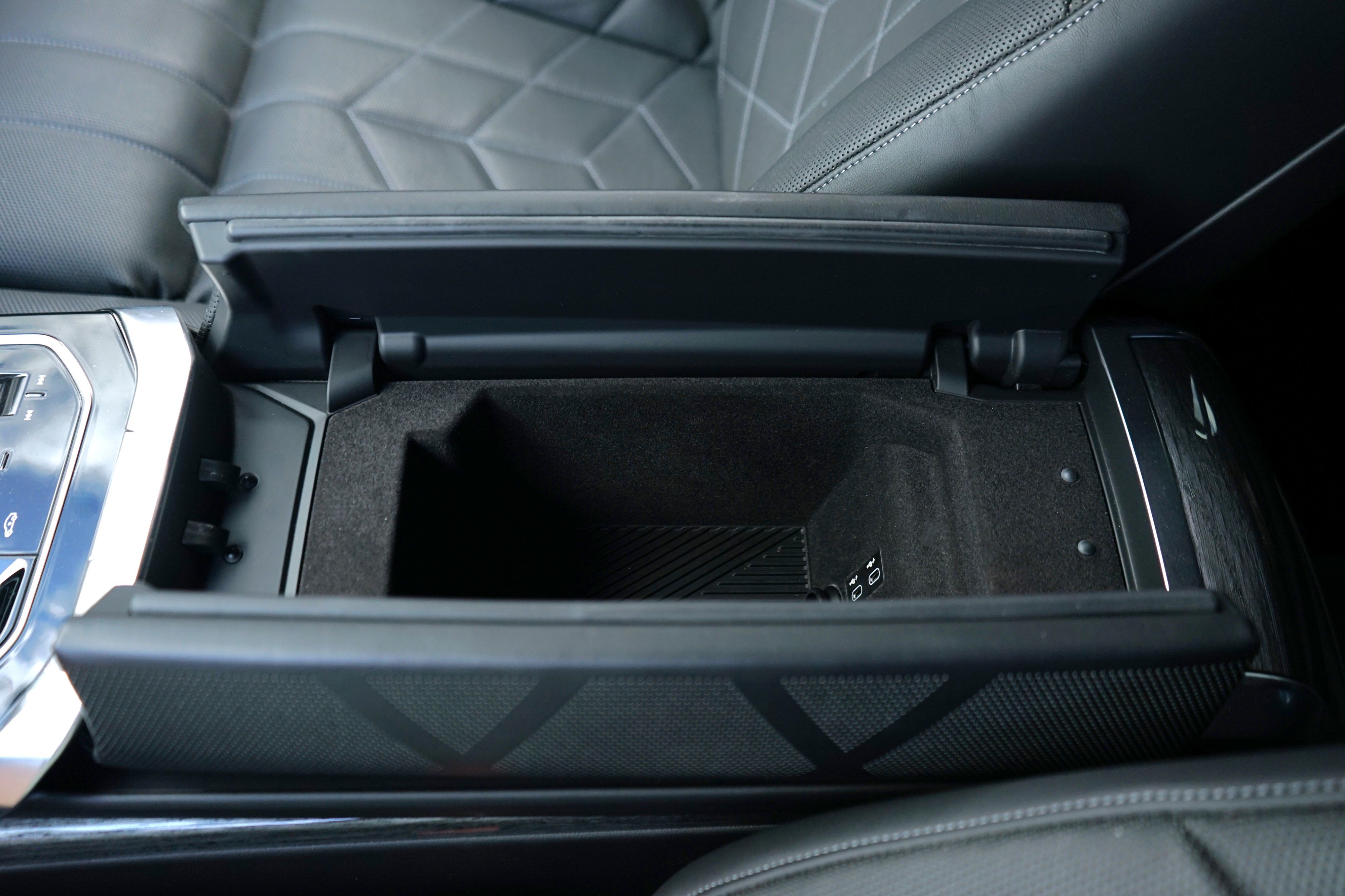 Photo 26 of this BMW 7 Series
