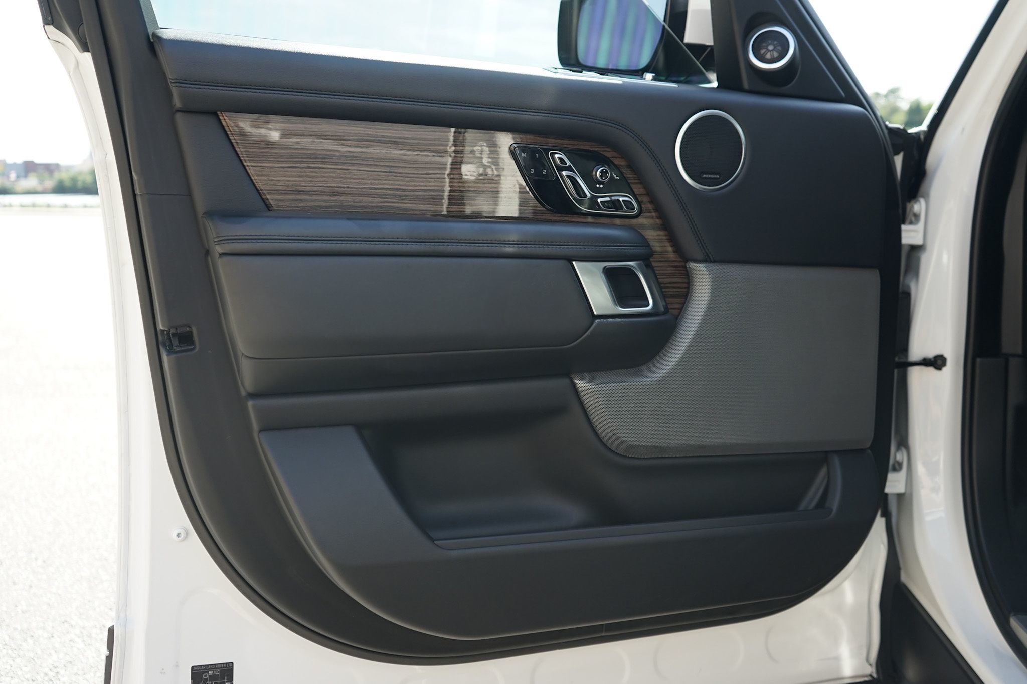 Photo 11 of this Land Rover Range Rover