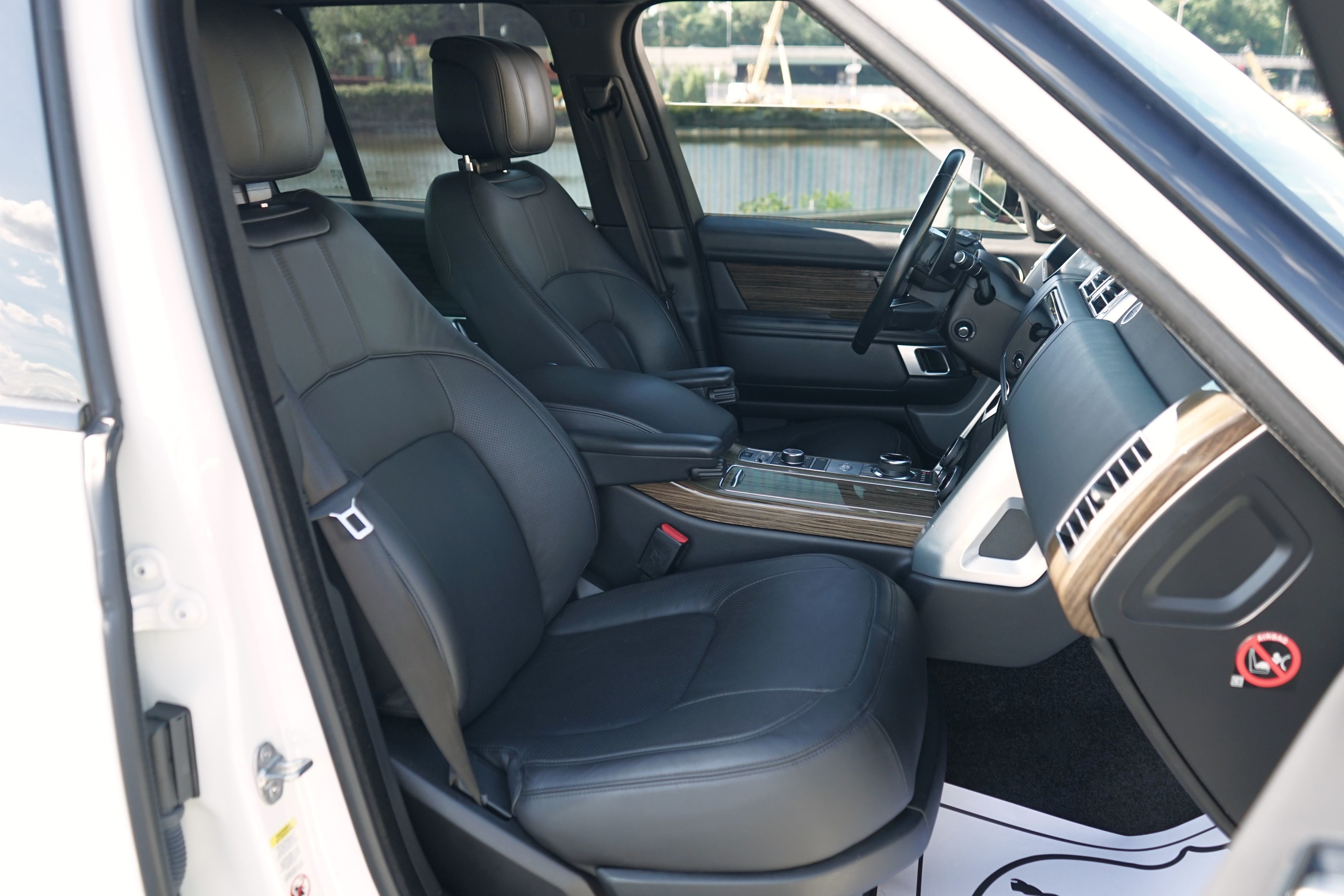 Photo 32 of this Land Rover Range Rover
