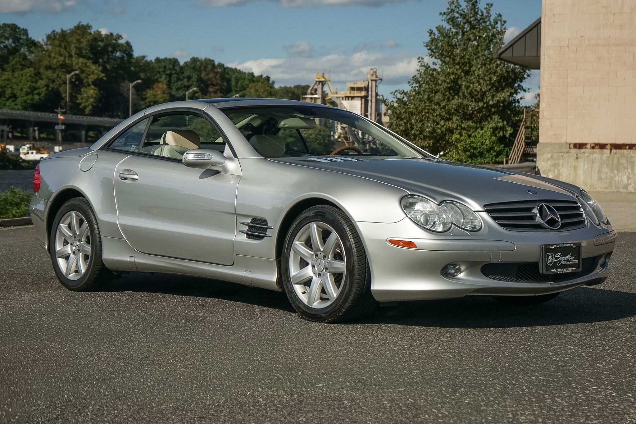 Photo 2 of this Mercedes-Benz SL500