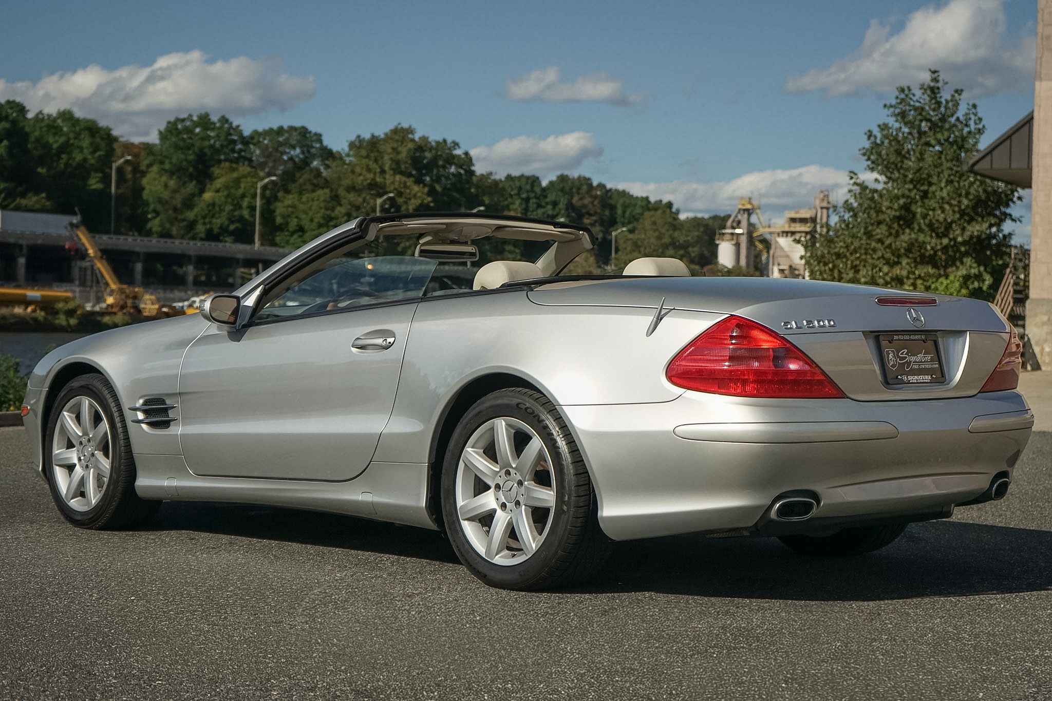 Photo 5 of this Mercedes-Benz SL500