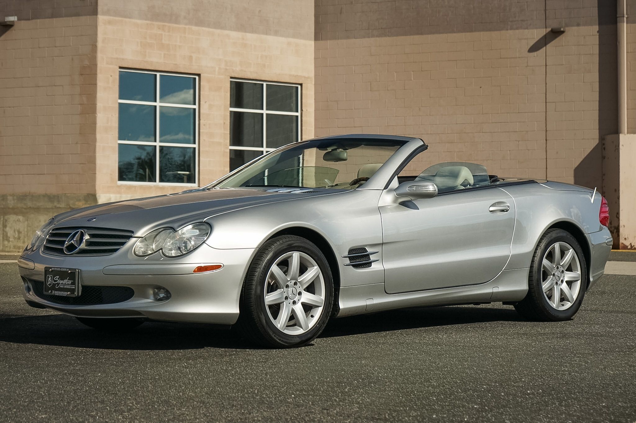 Photo 4 of this Mercedes-Benz SL500