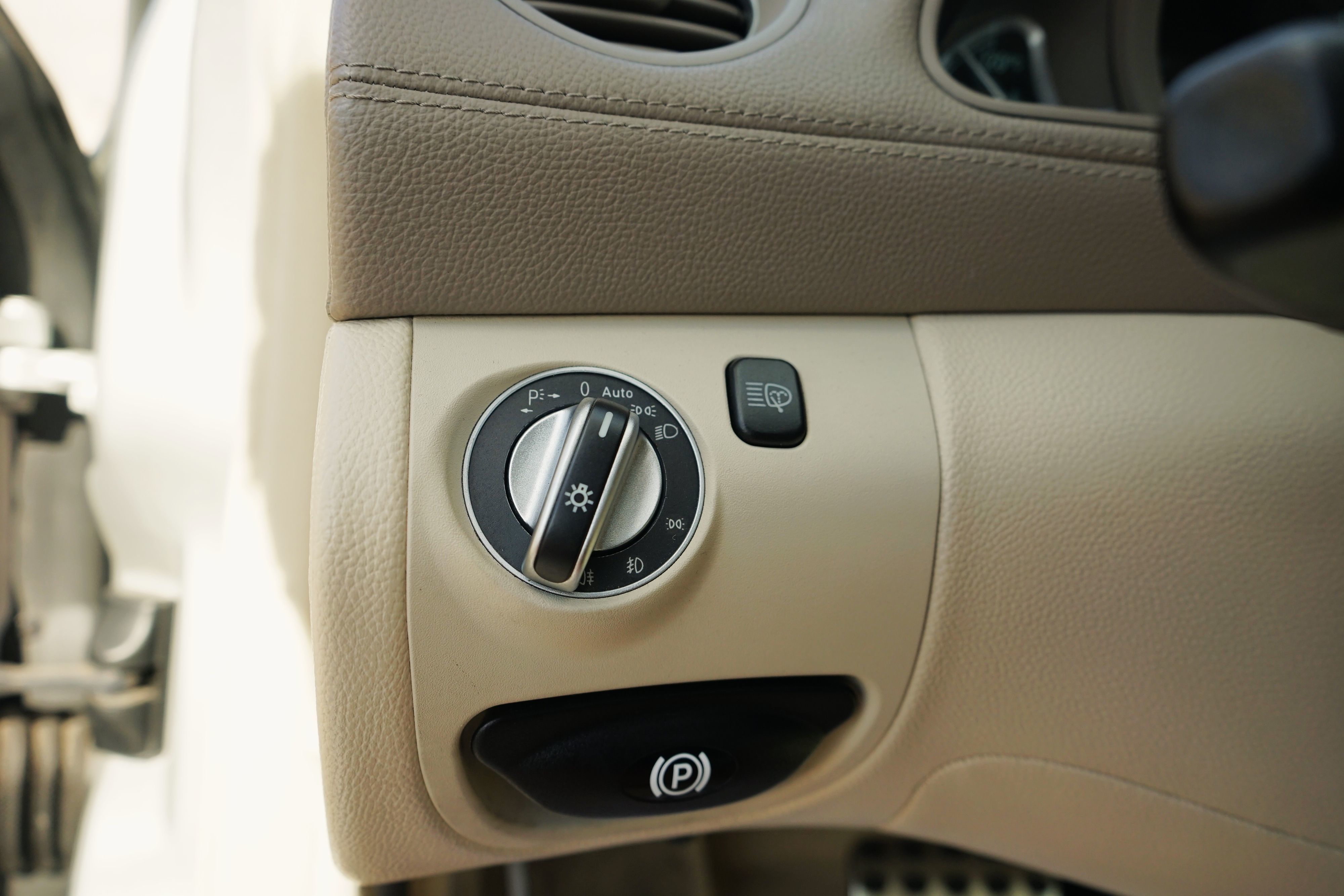 Photo 15 of this Mercedes-Benz SL500