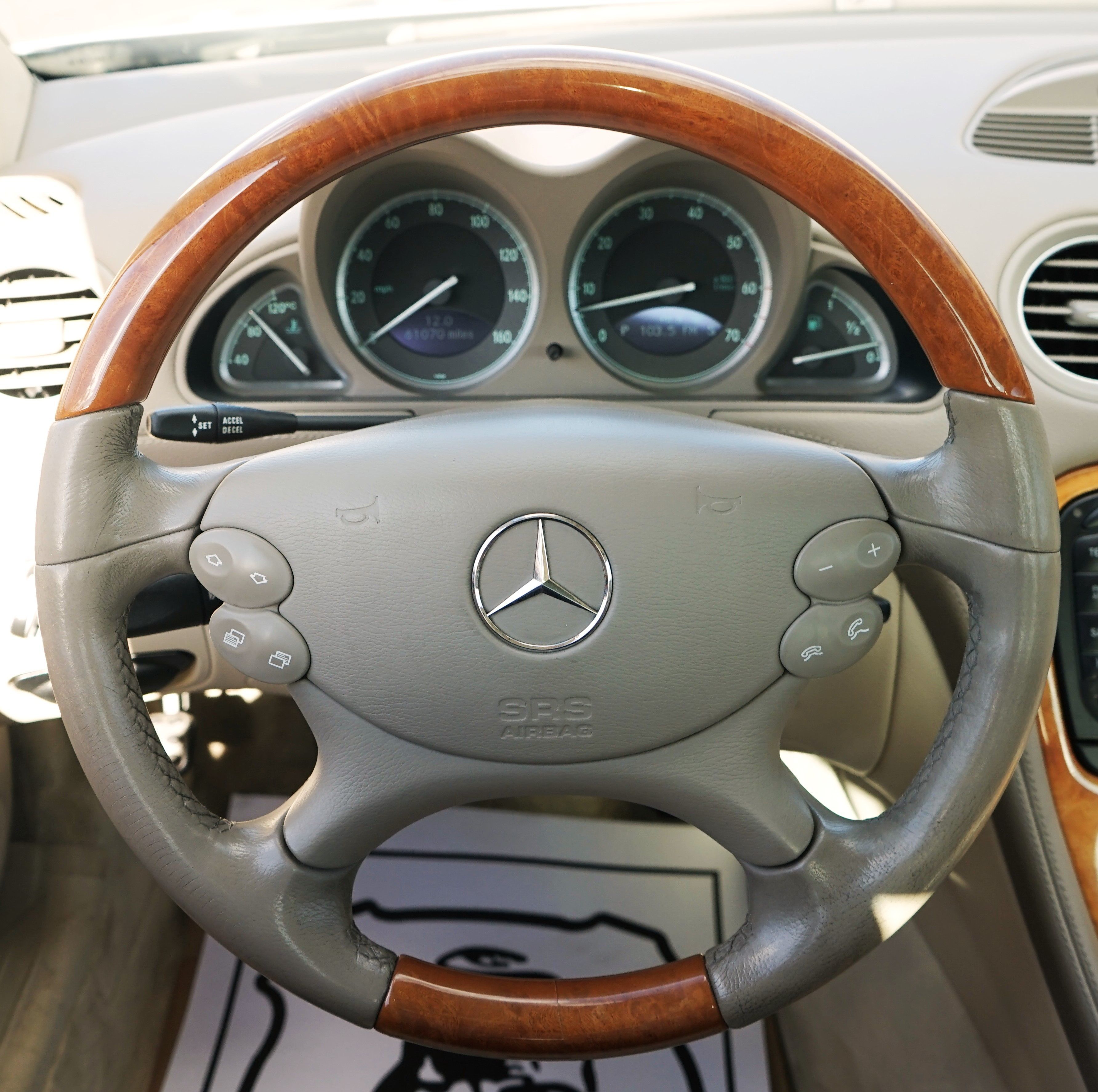 Photo 17 of this Mercedes-Benz SL500
