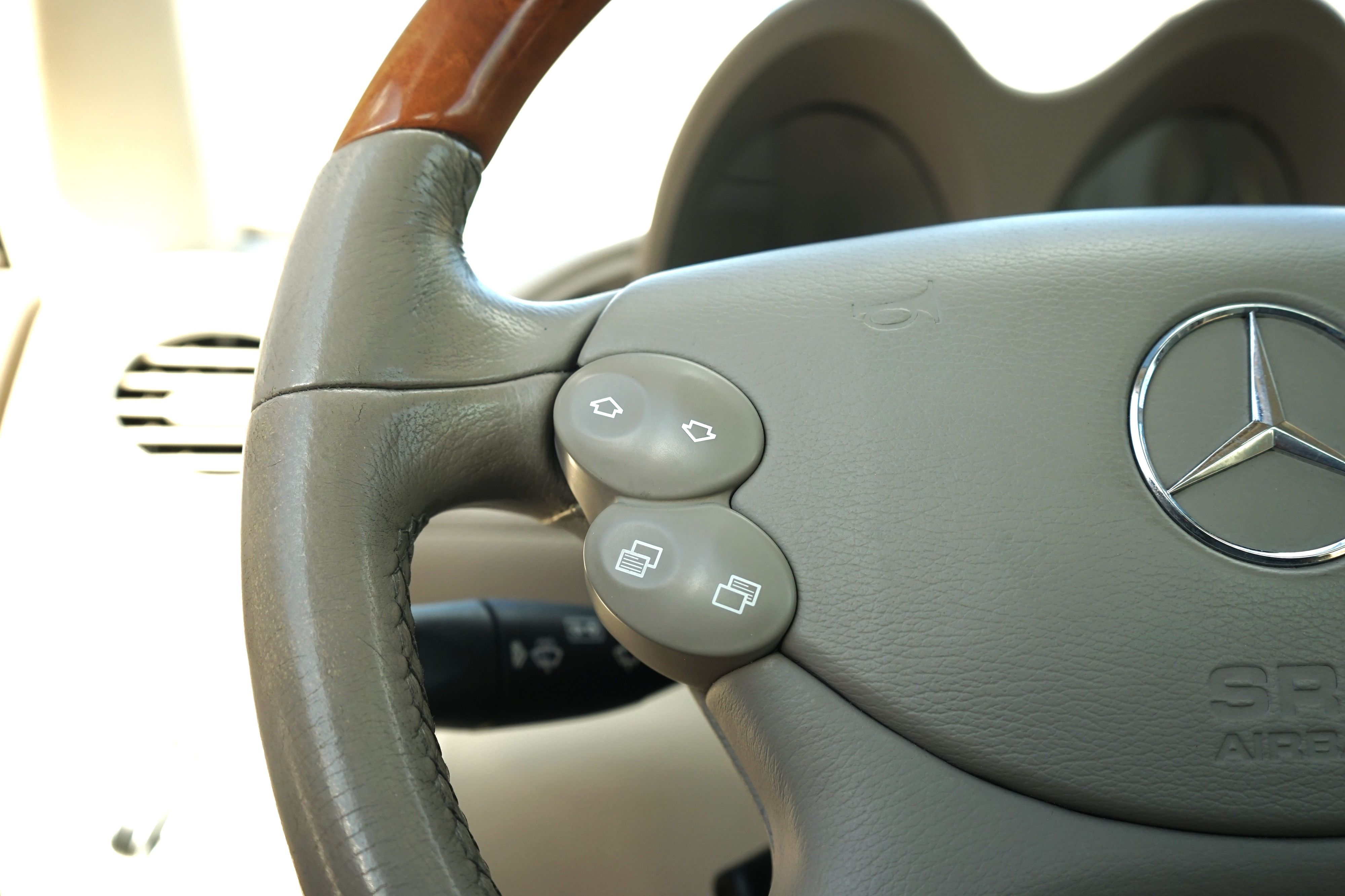 Photo 16 of this Mercedes-Benz SL500