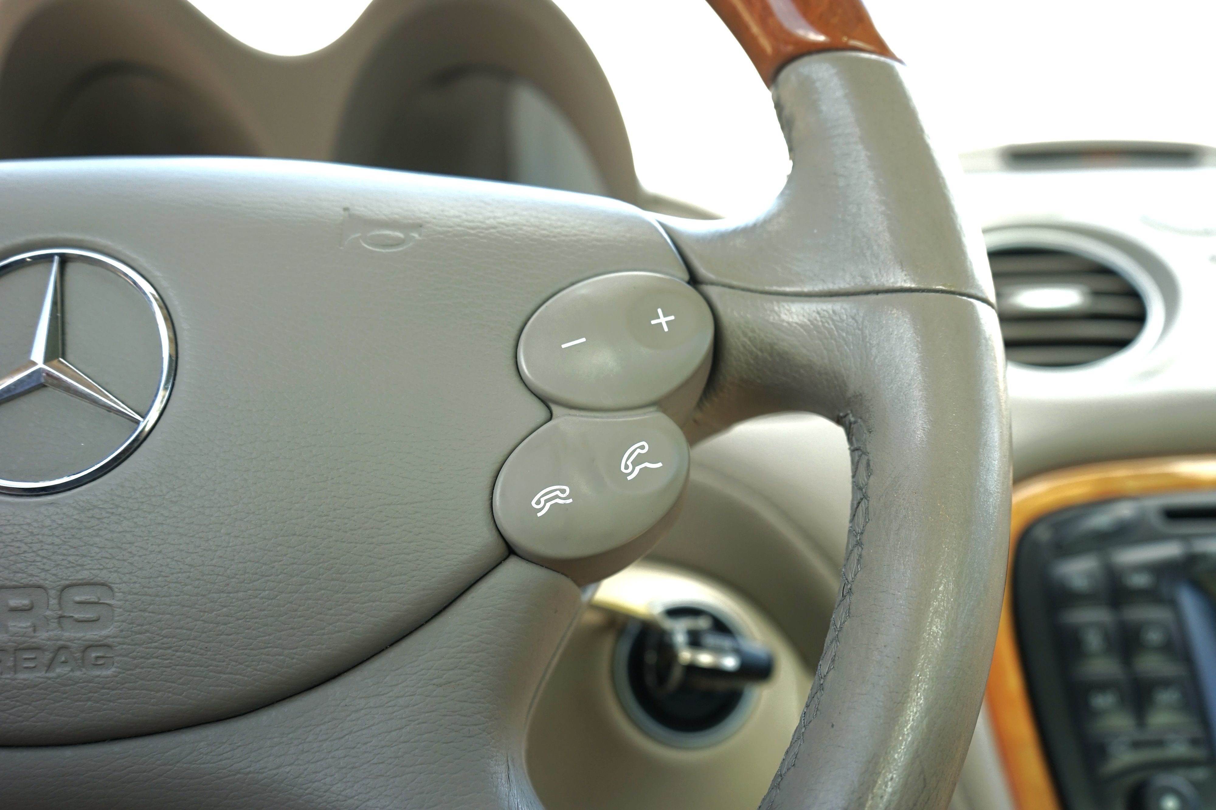 Photo 19 of this Mercedes-Benz SL500