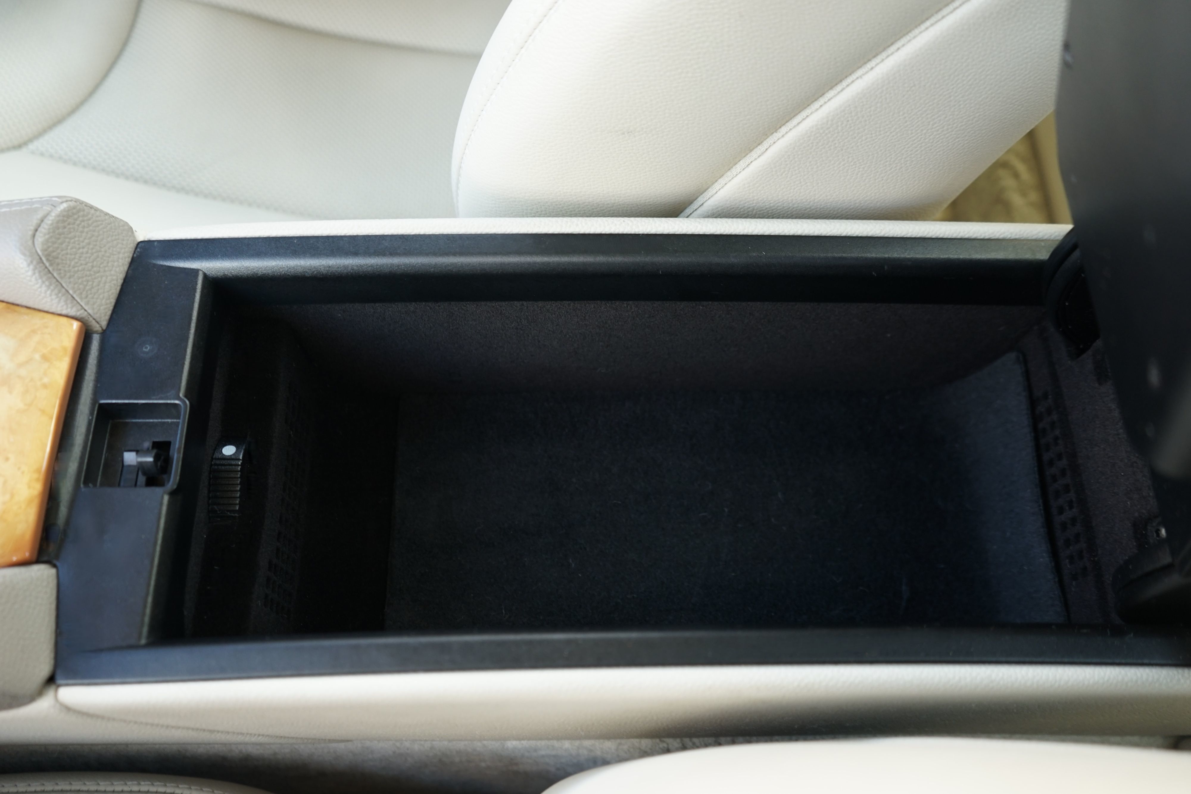 Photo 23 of this Mercedes-Benz SL500