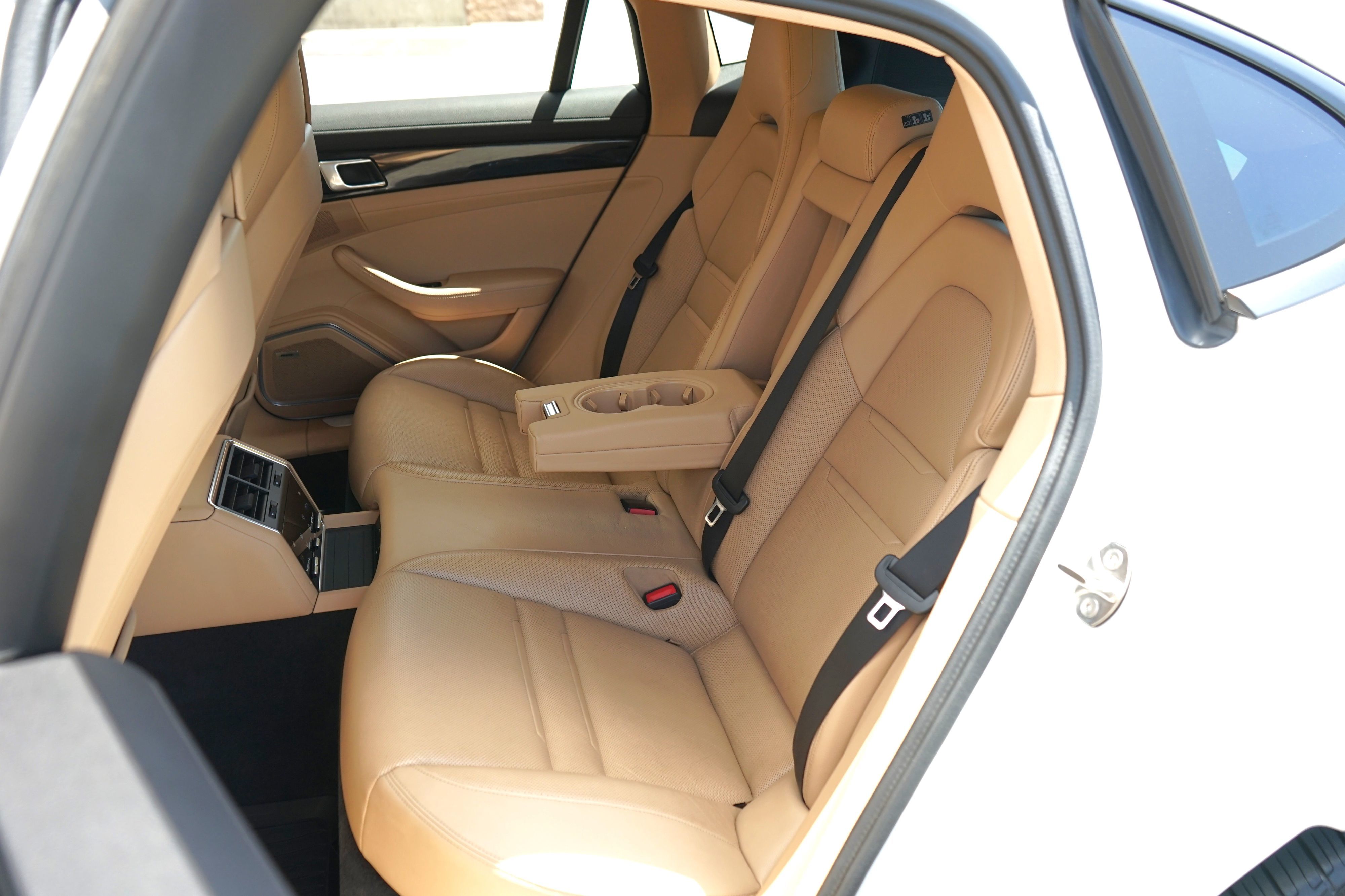 Photo 35 of this Porsche Panamera