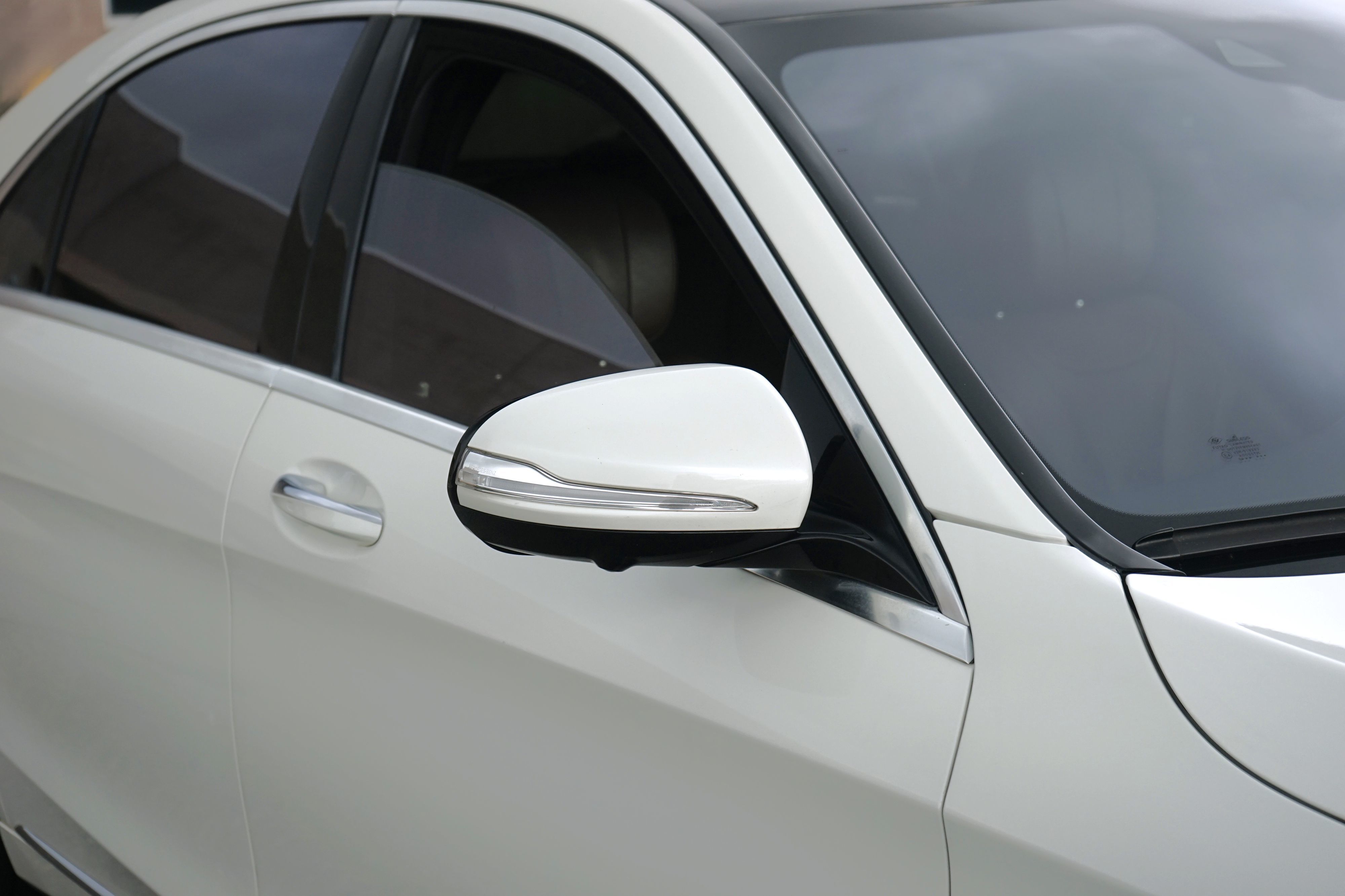 Photo 5 of this Mercedes-Benz S 550