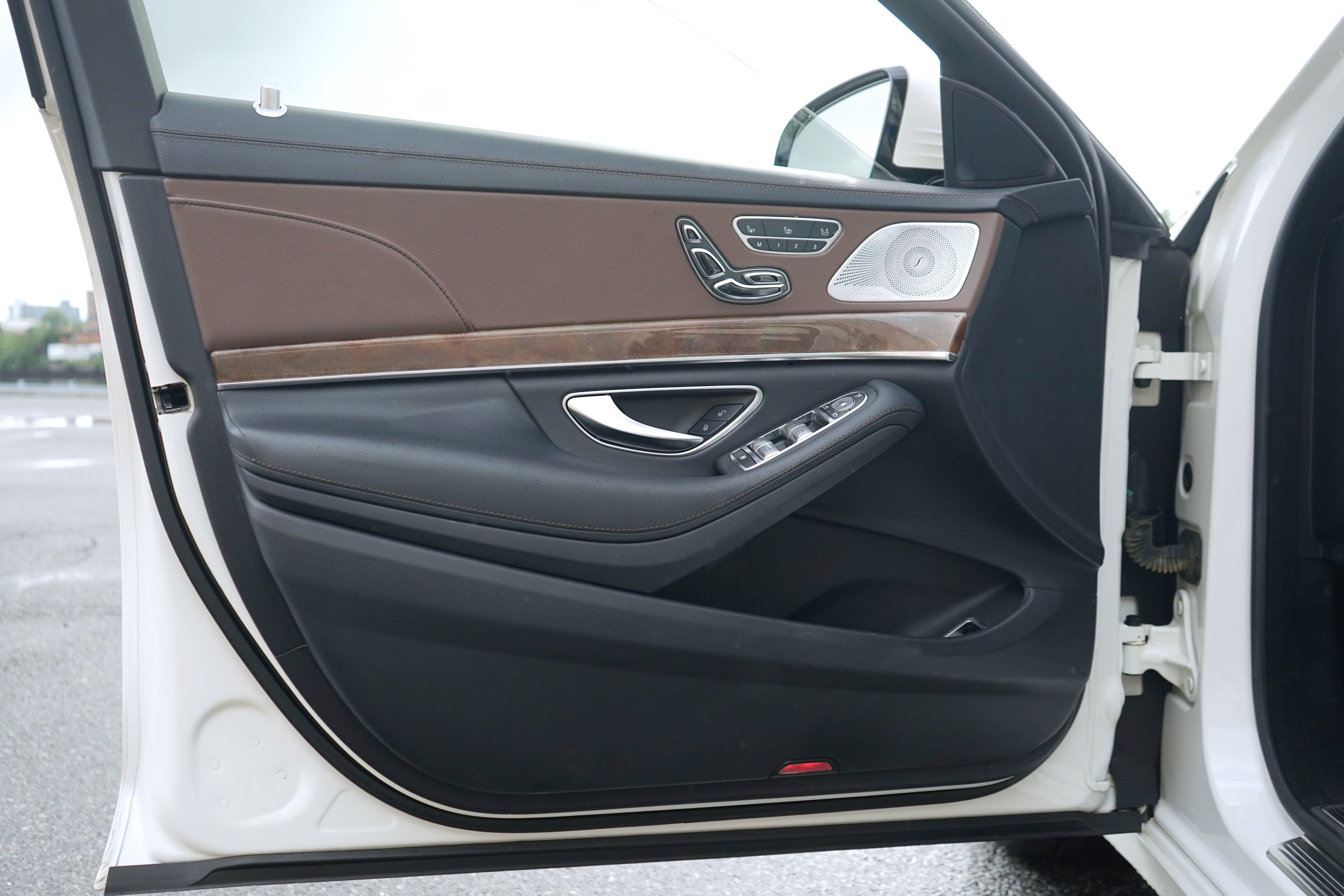 Photo 10 of this Mercedes-Benz S 550