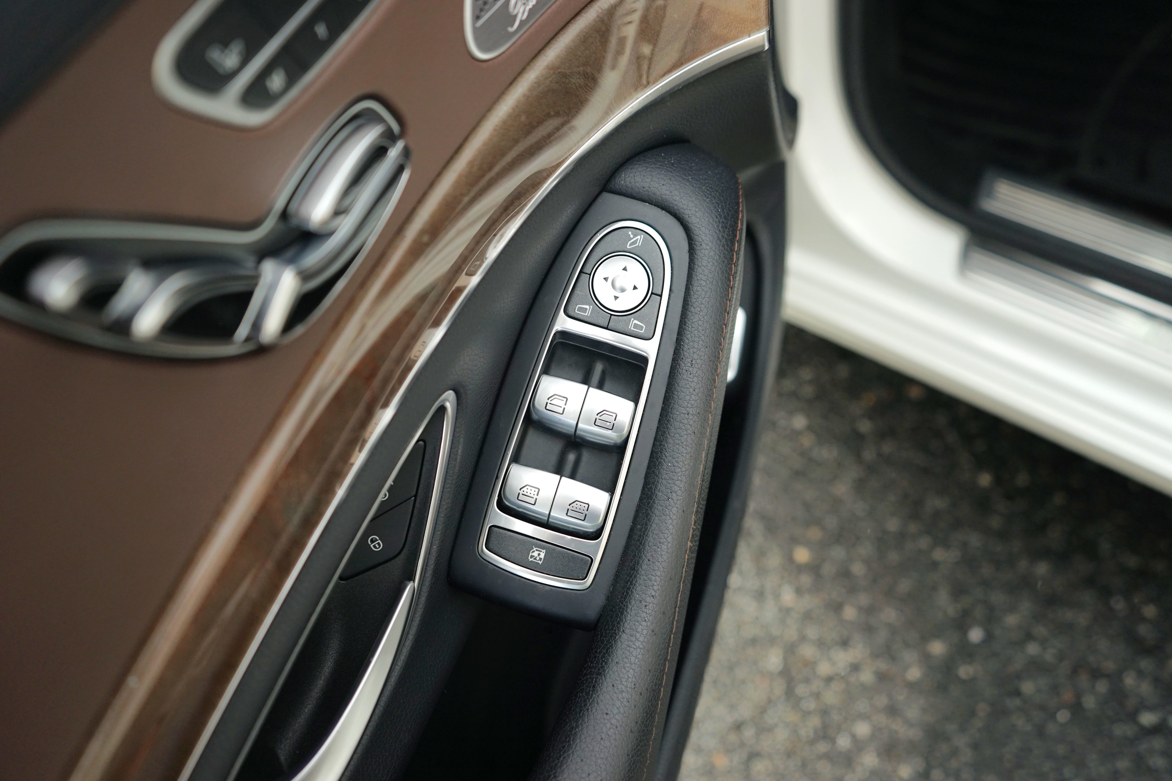 Photo 11 of this Mercedes-Benz S 550
