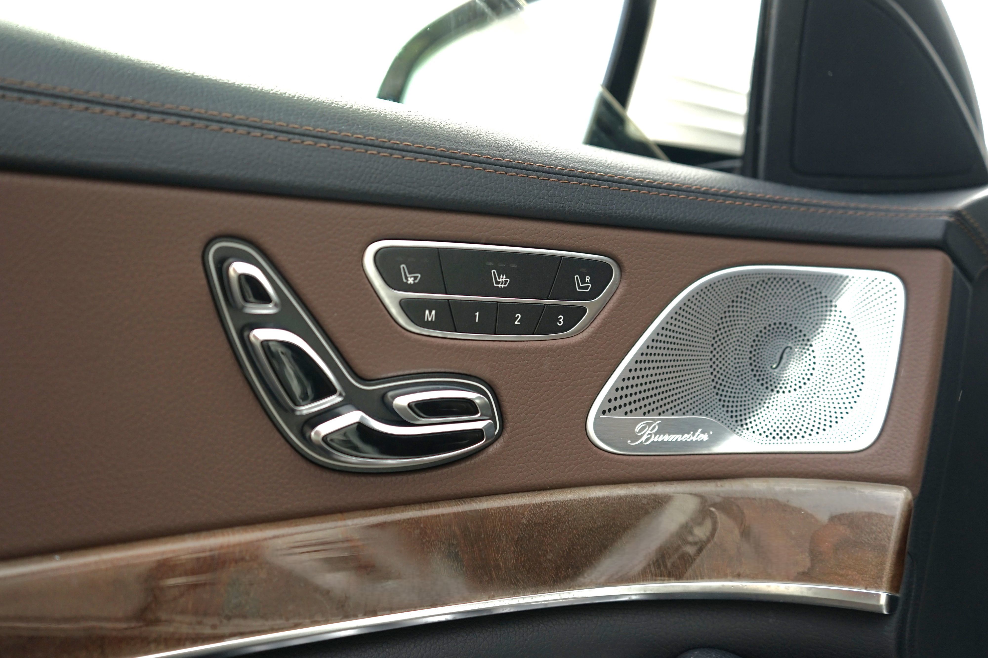 Photo 12 of this Mercedes-Benz S 550