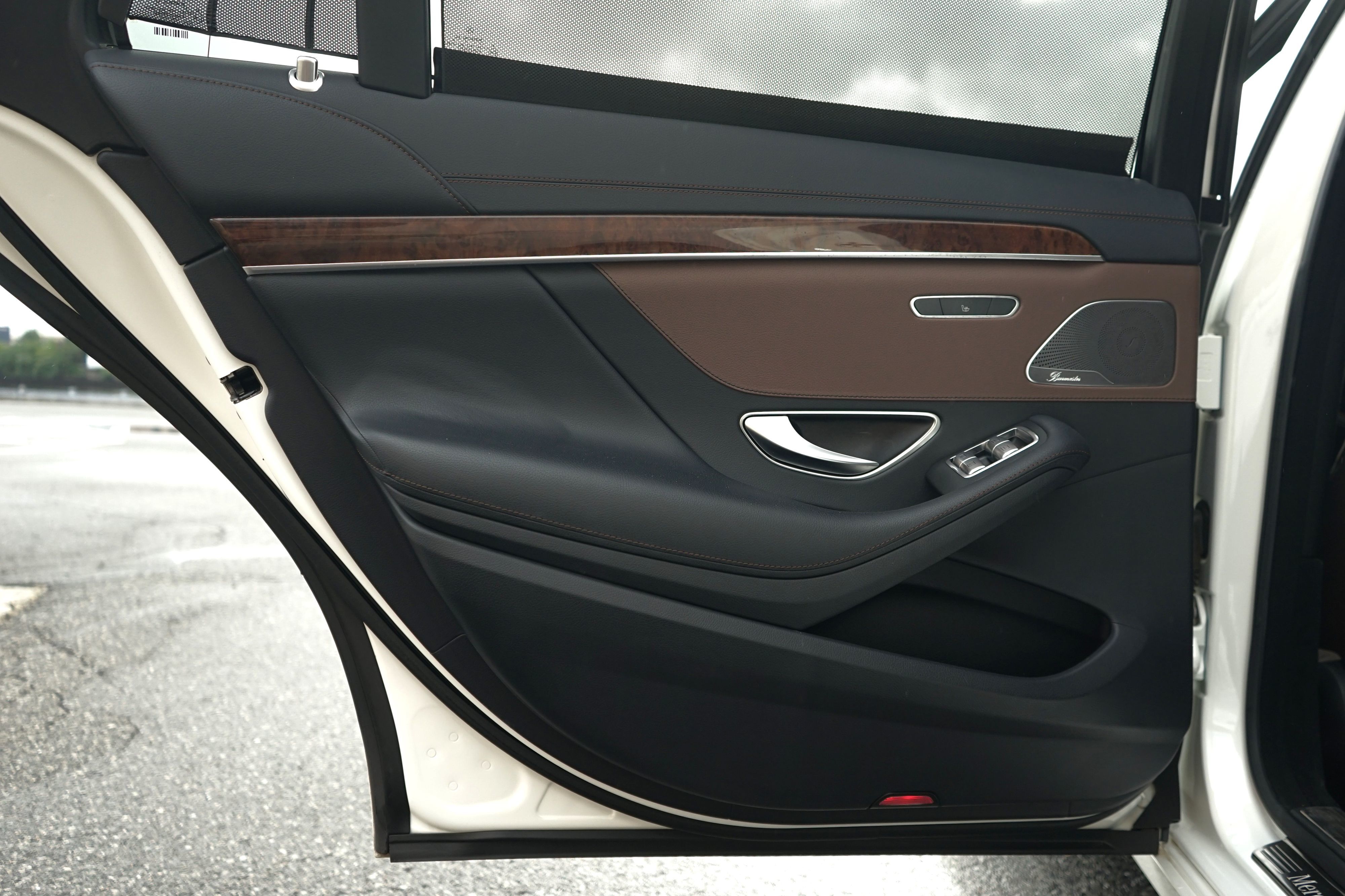 Photo 35 of this Mercedes-Benz S 550