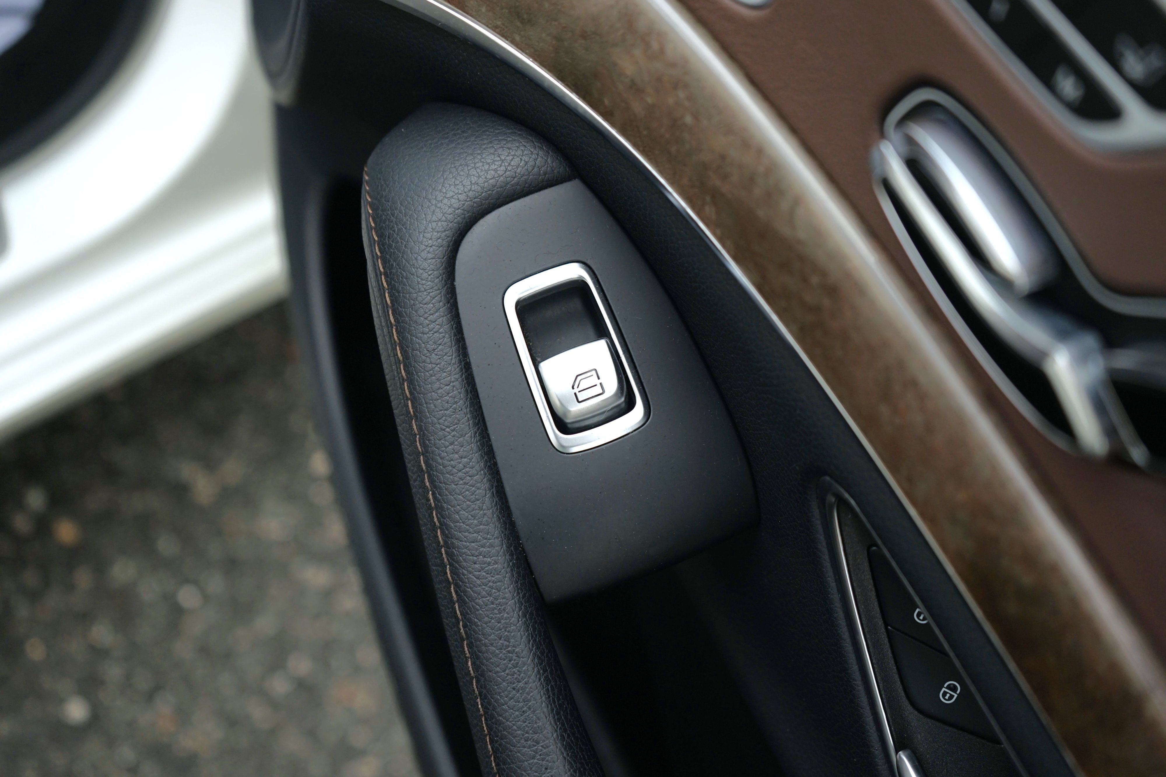 Photo 33 of this Mercedes-Benz S 550
