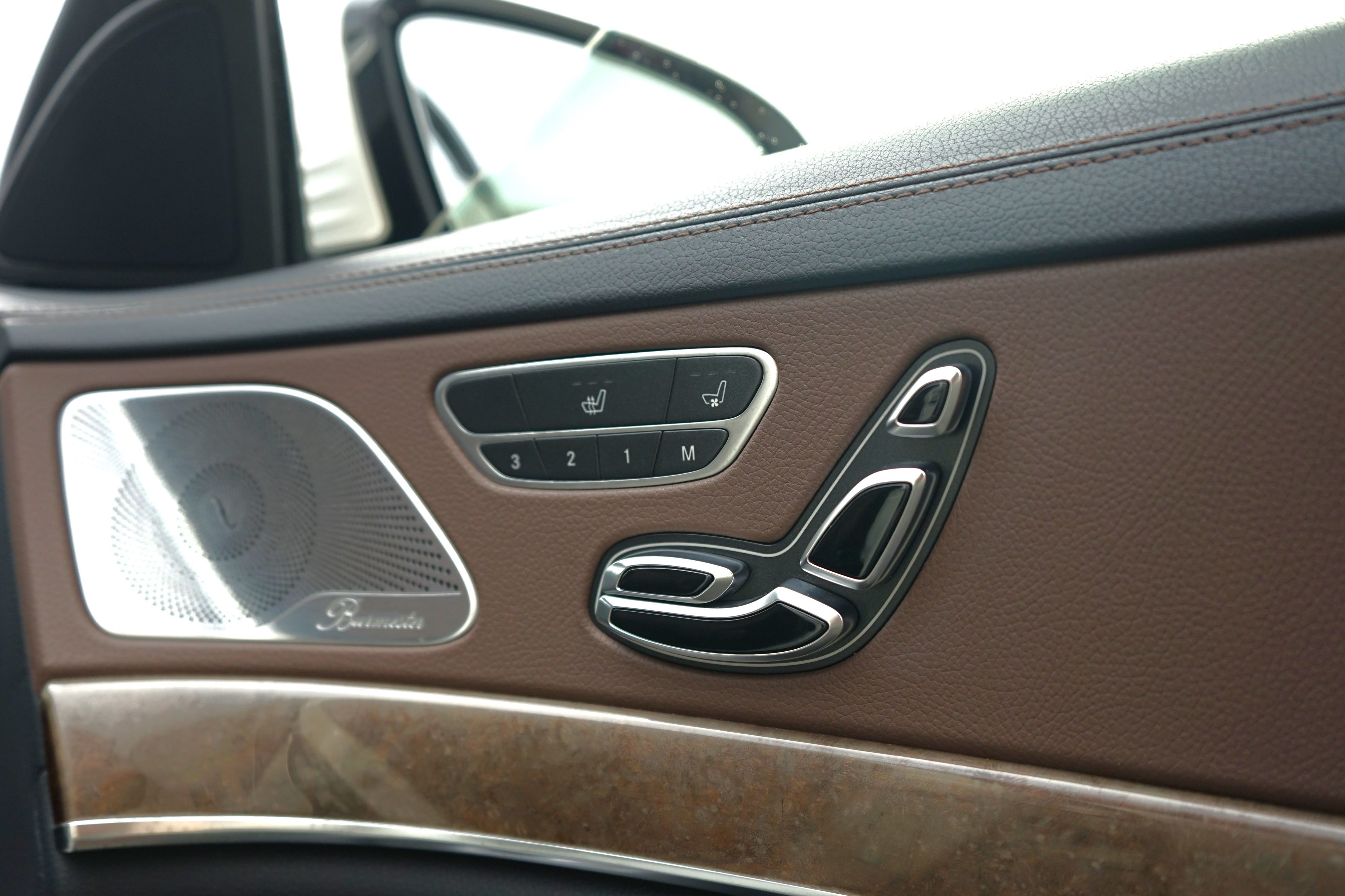 Photo 32 of this Mercedes-Benz S 550