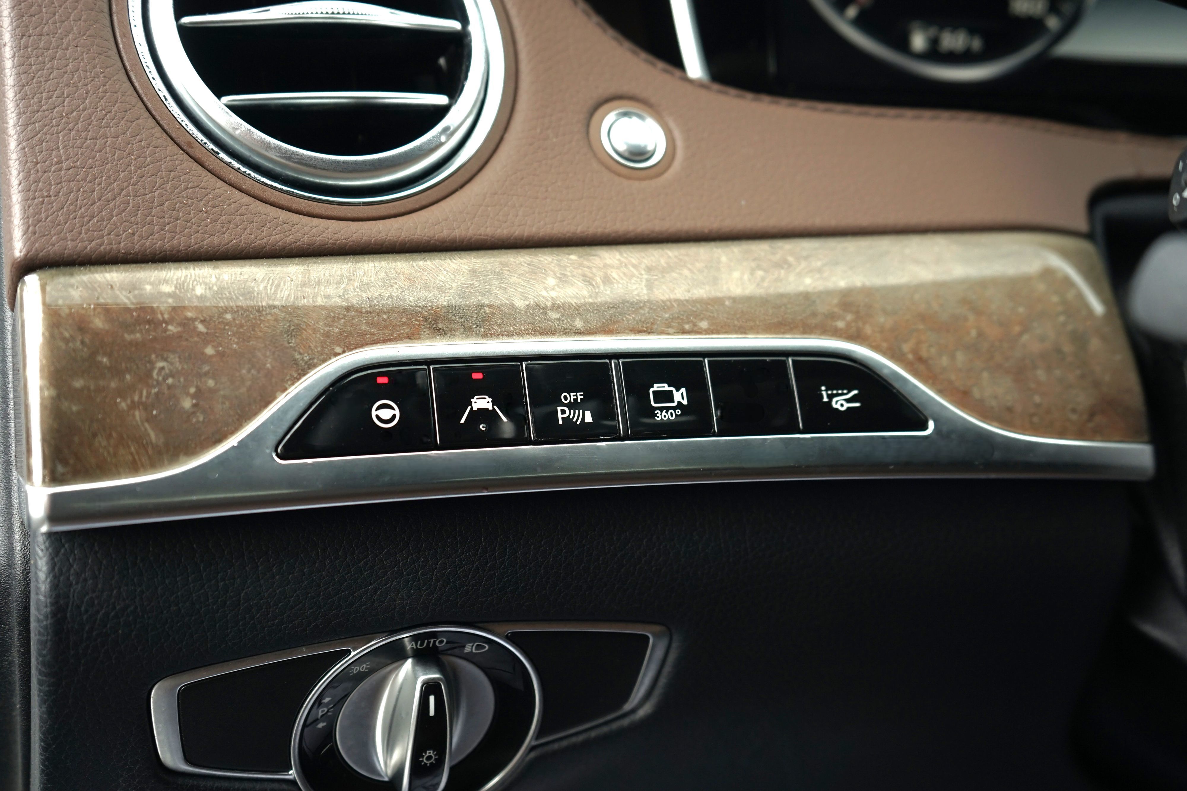 Photo 13 of this Mercedes-Benz S 550