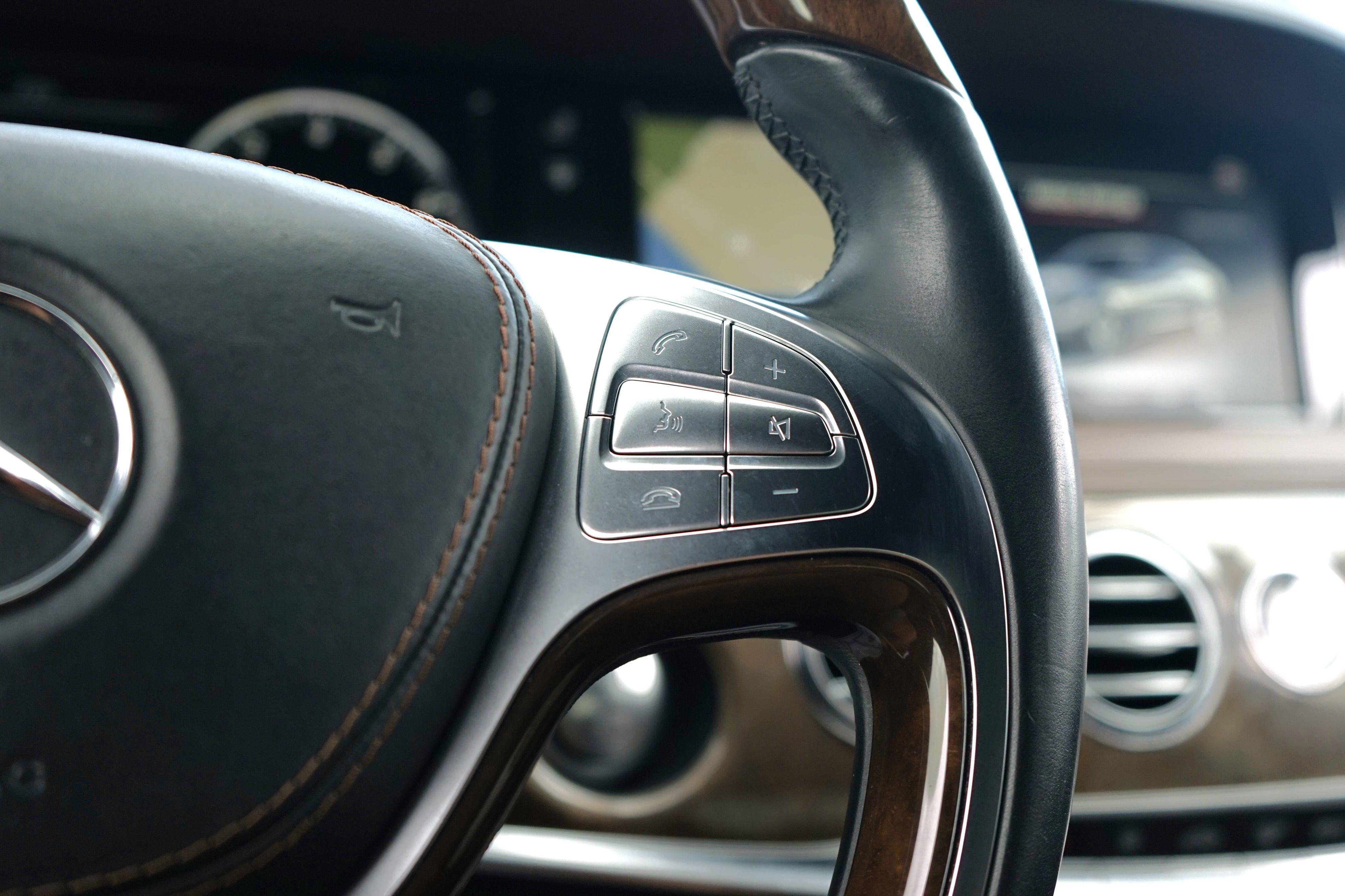 Photo 20 of this Mercedes-Benz S 550