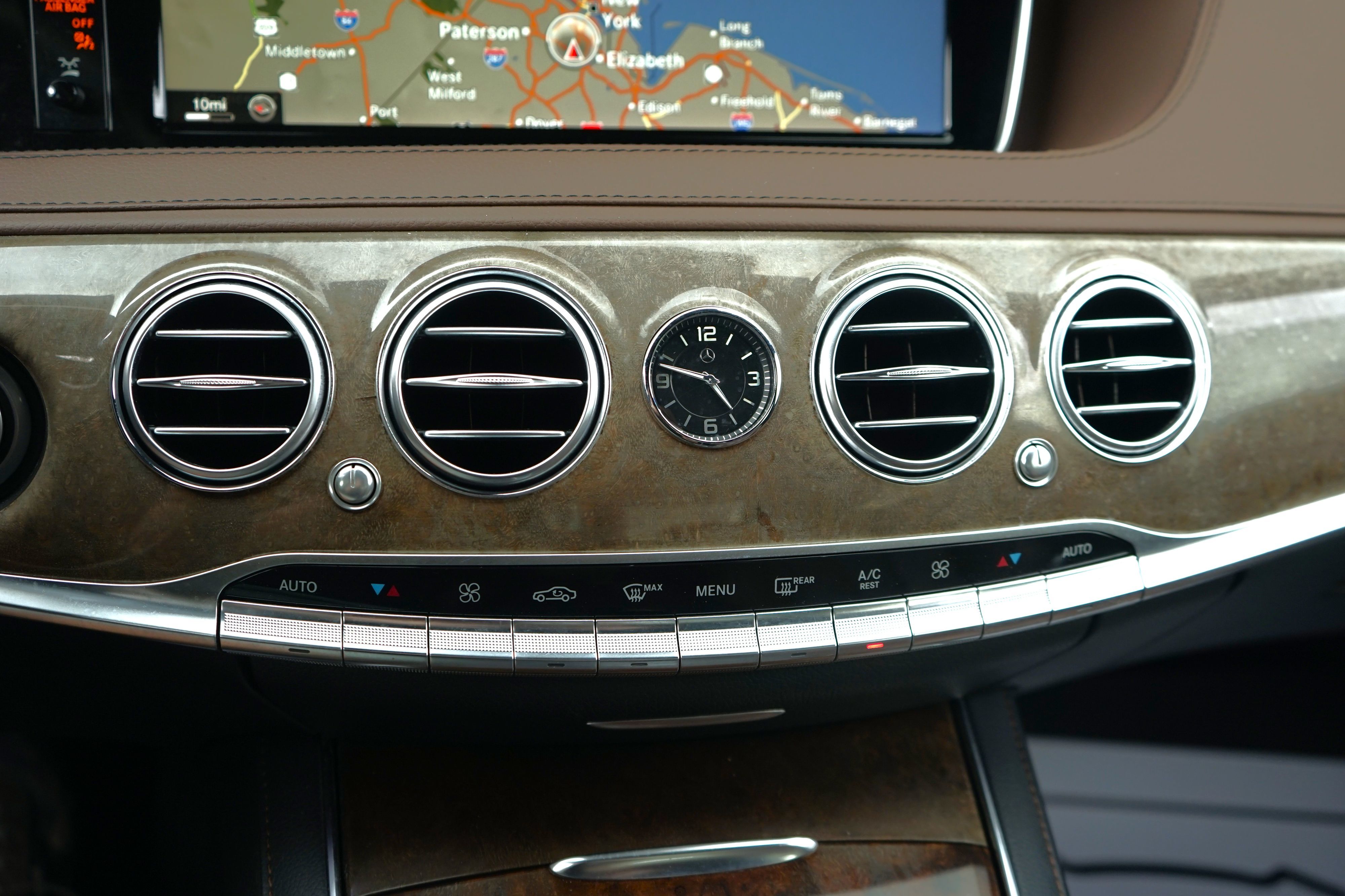 Photo 24 of this Mercedes-Benz S 550