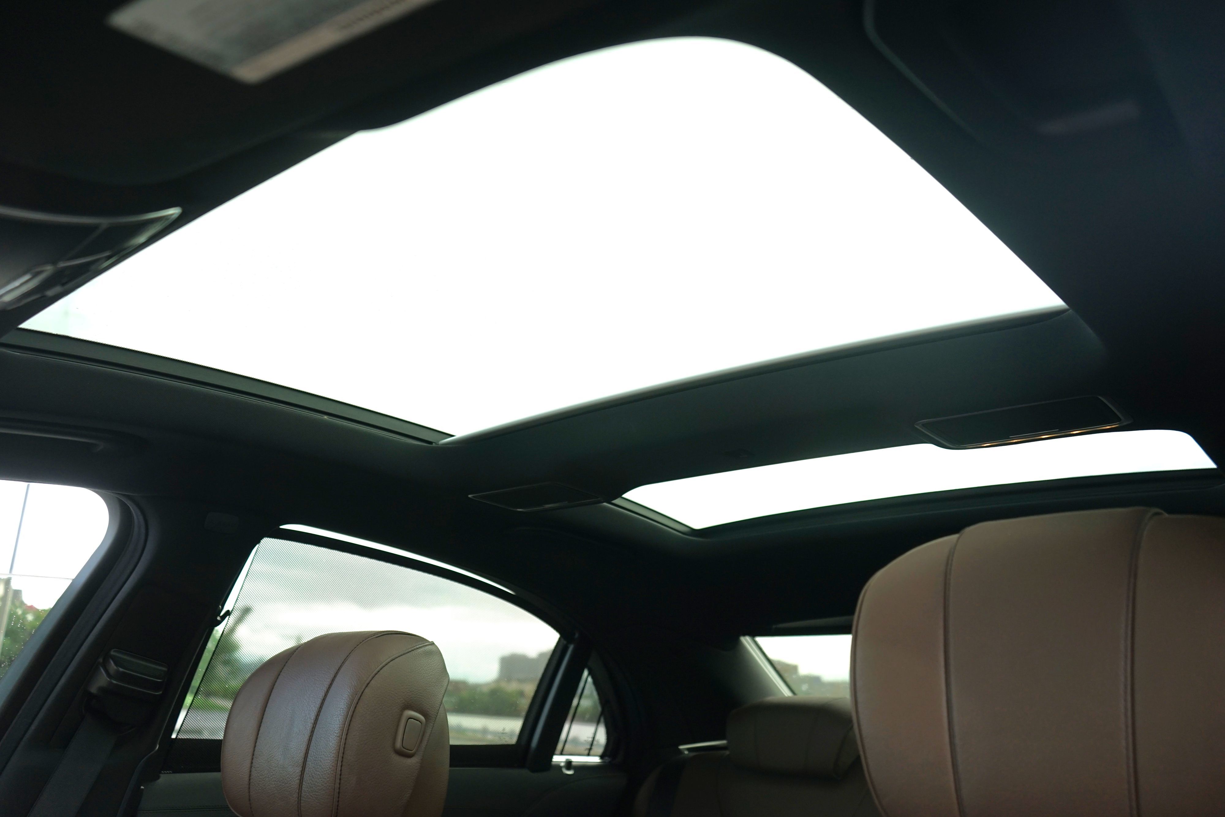 Photo 22 of this Mercedes-Benz S 550