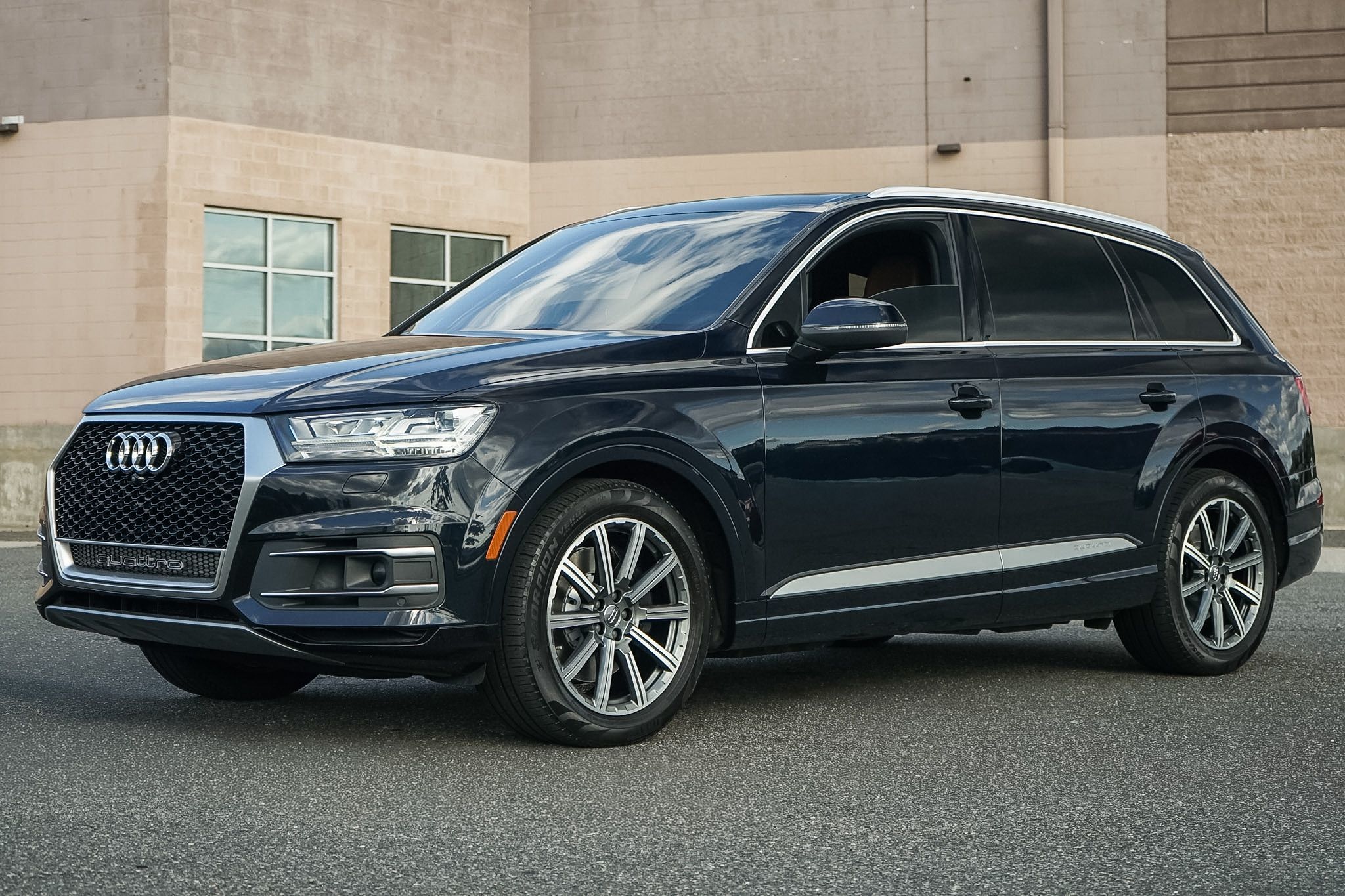 Photo 2 of this Audi Q7