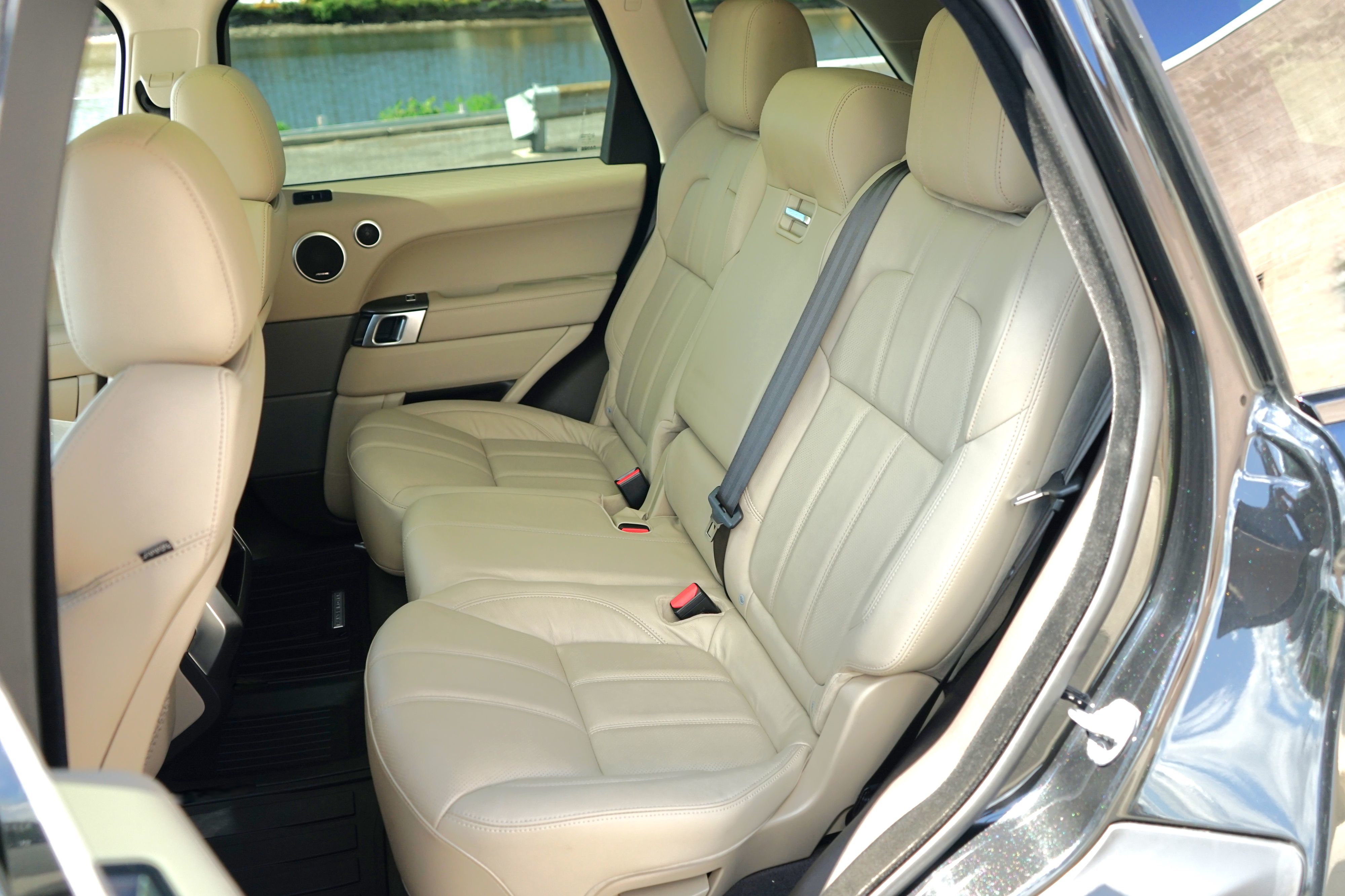 Photo 32 of this Land Rover Range Rover Sport