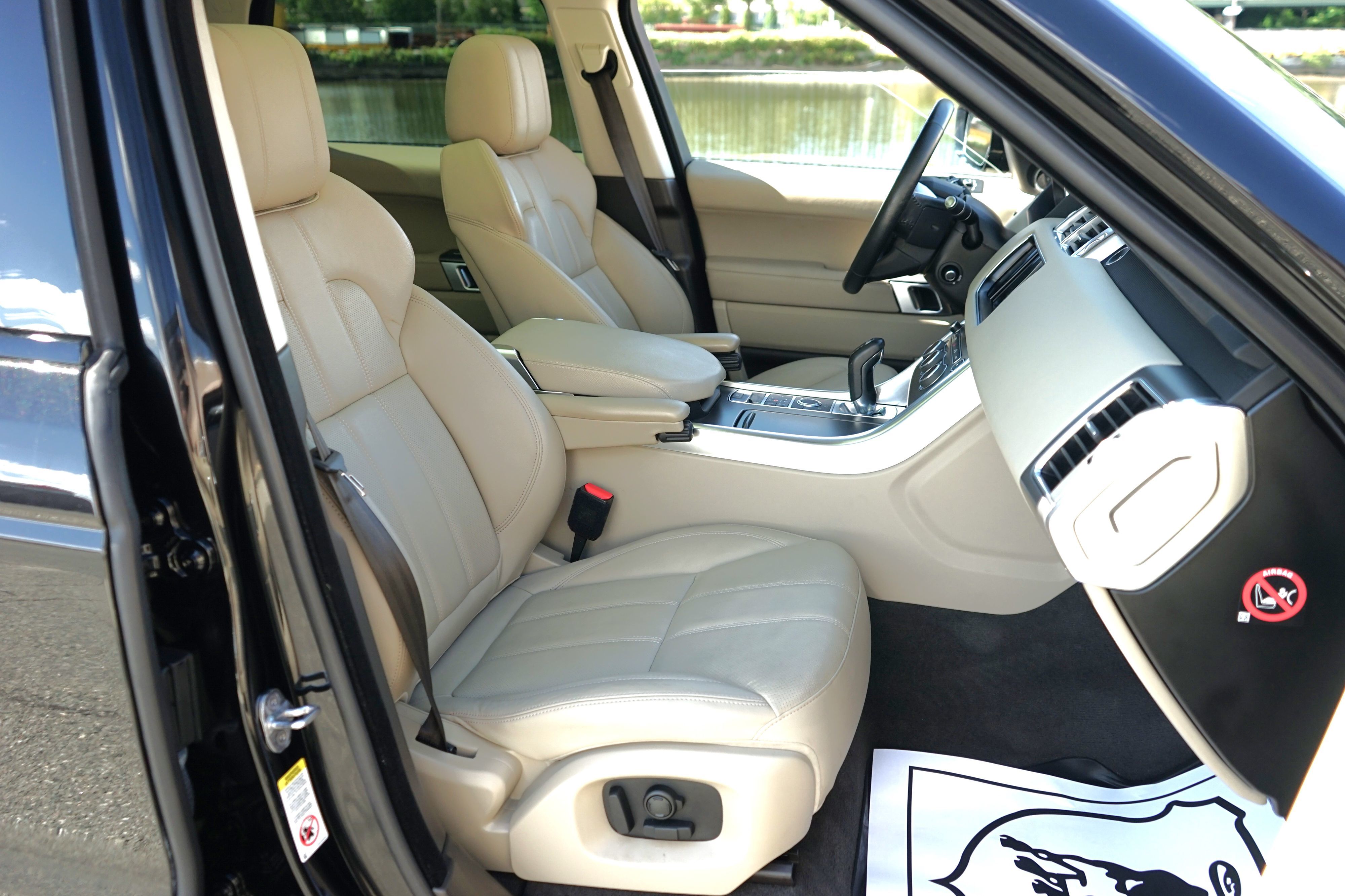 Photo 29 of this Land Rover Range Rover Sport