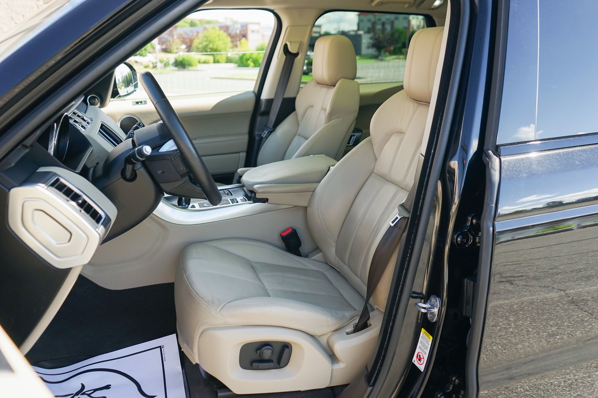 Photo 16 of this Land Rover Range Rover Sport