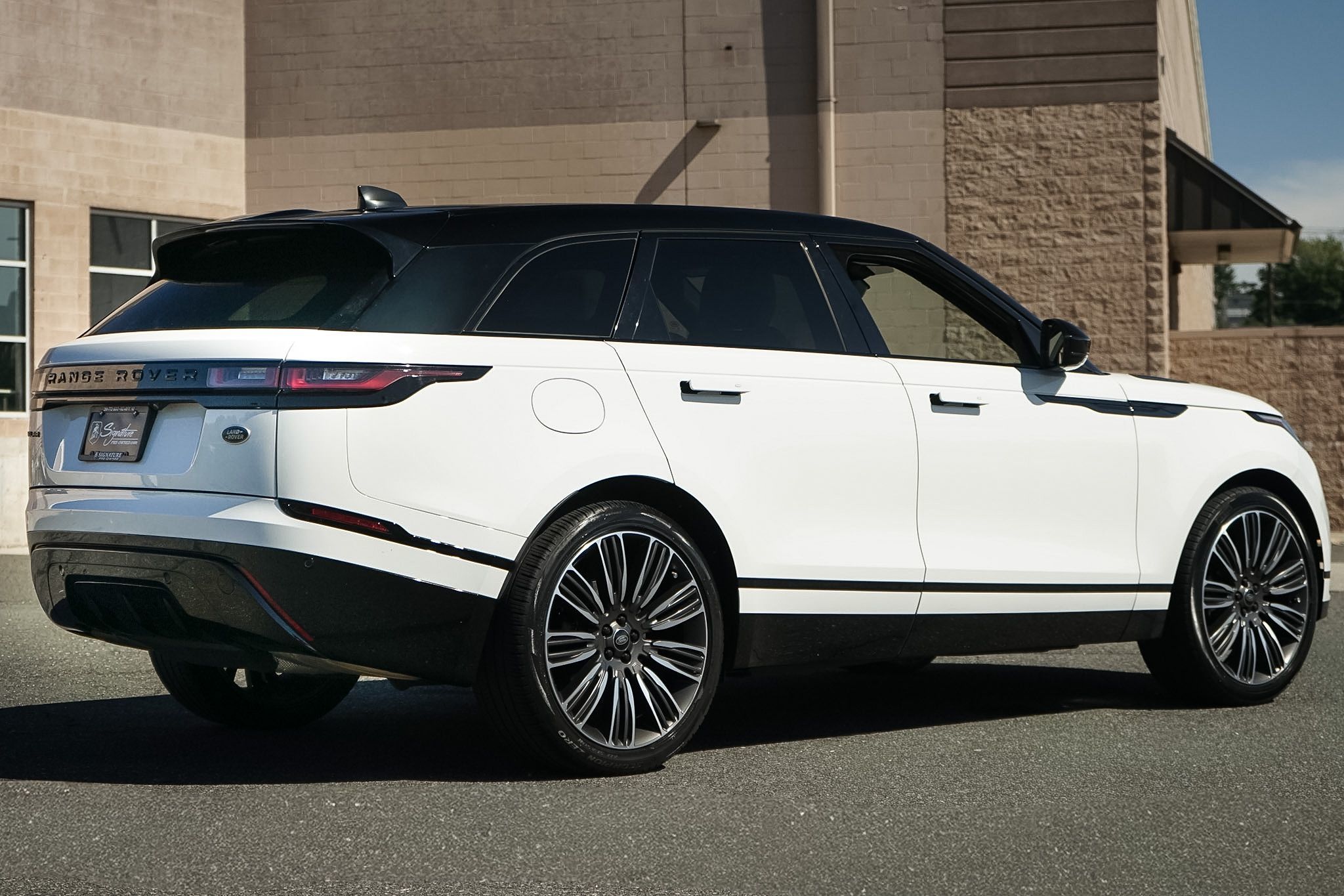 Photo 4 of this Land Rover Range Rover Velar