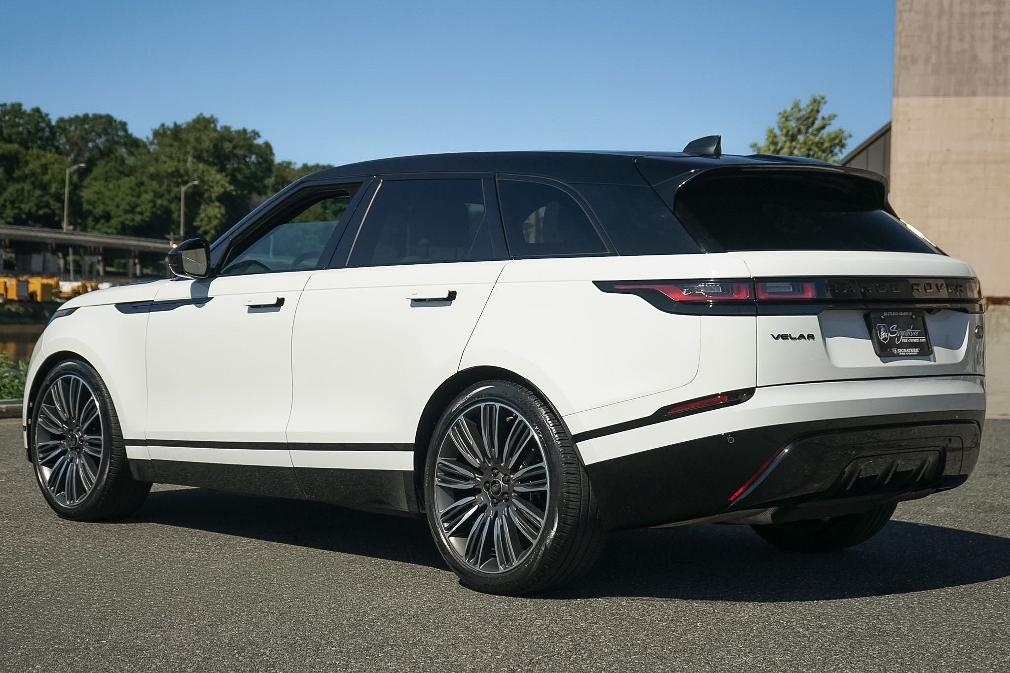 Photo 3 of this Land Rover Range Rover Velar