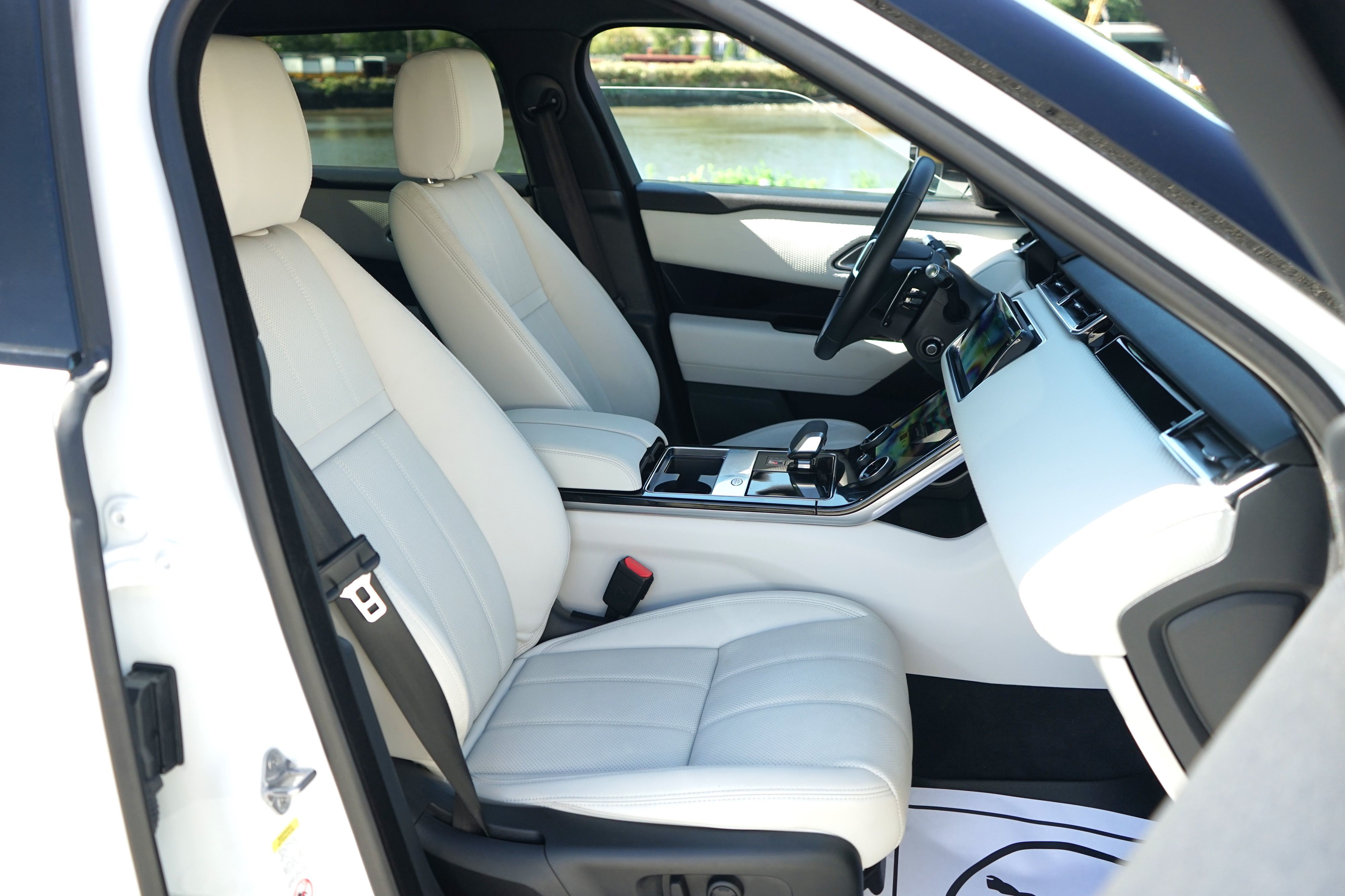 Photo 28 of this Land Rover Range Rover Velar