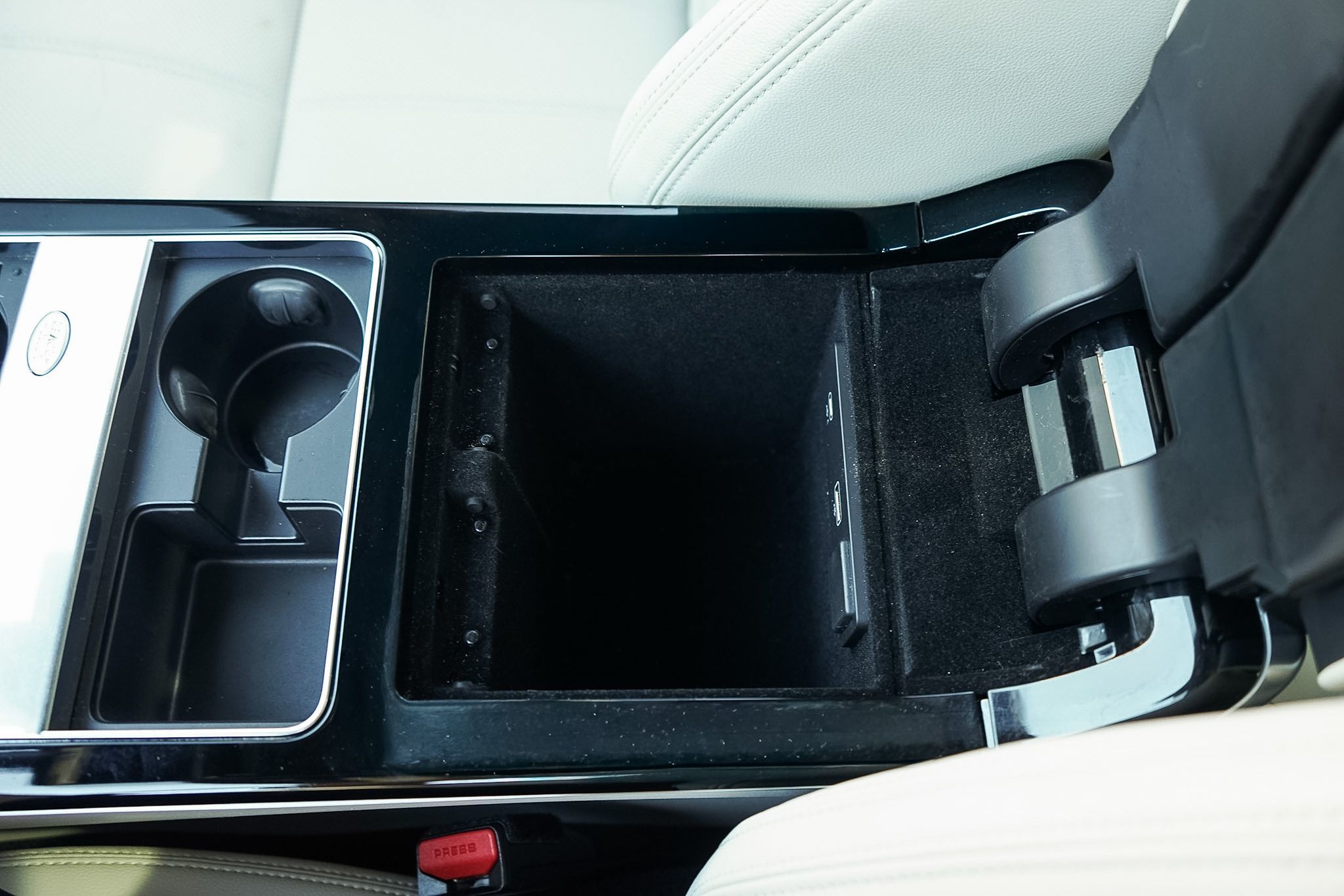 Photo 25 of this Land Rover Range Rover Velar