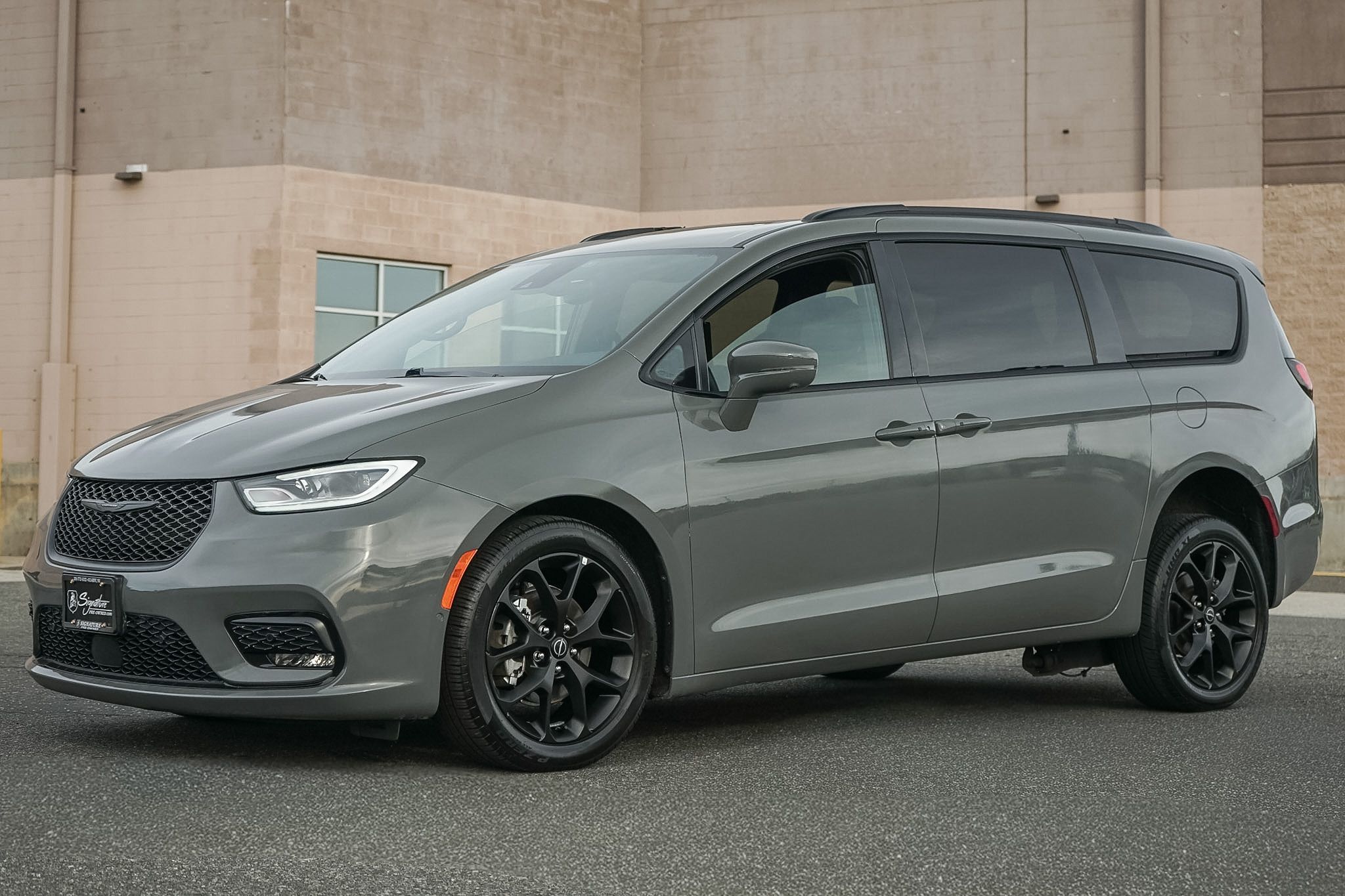 Photo 2 of this Chrysler Pacifica