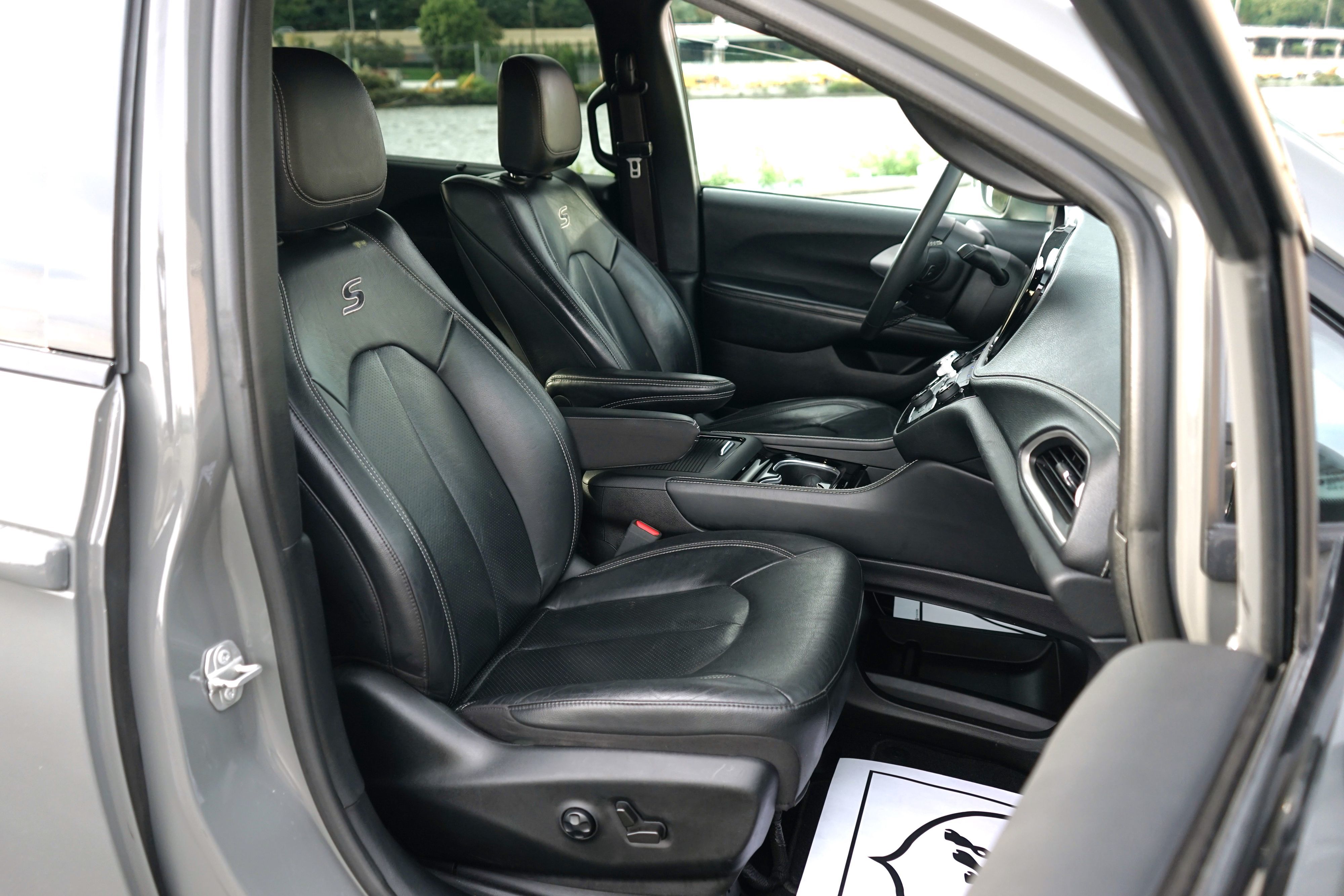 Photo 28 of this Chrysler Pacifica