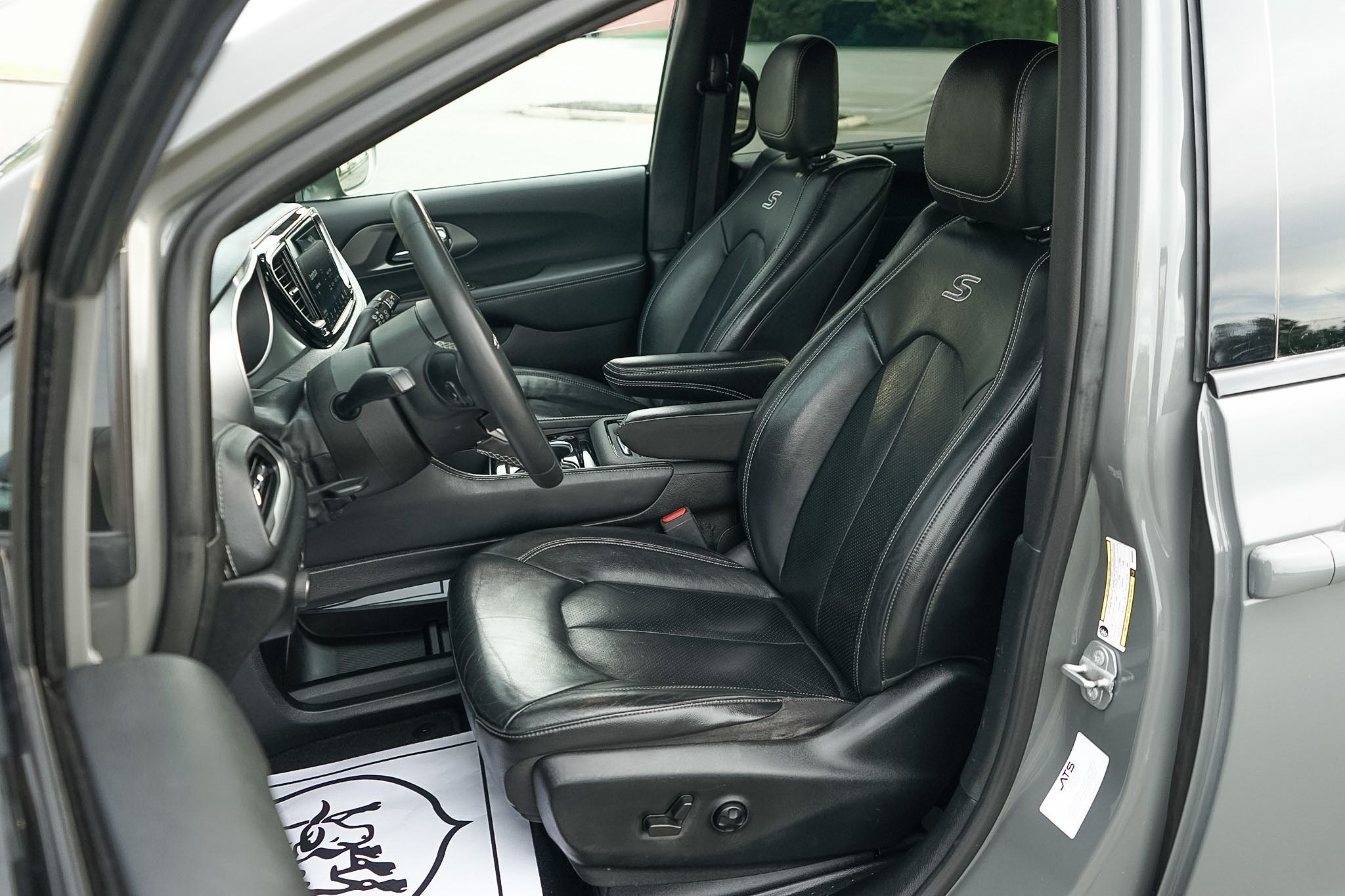 Photo 14 of this Chrysler Pacifica