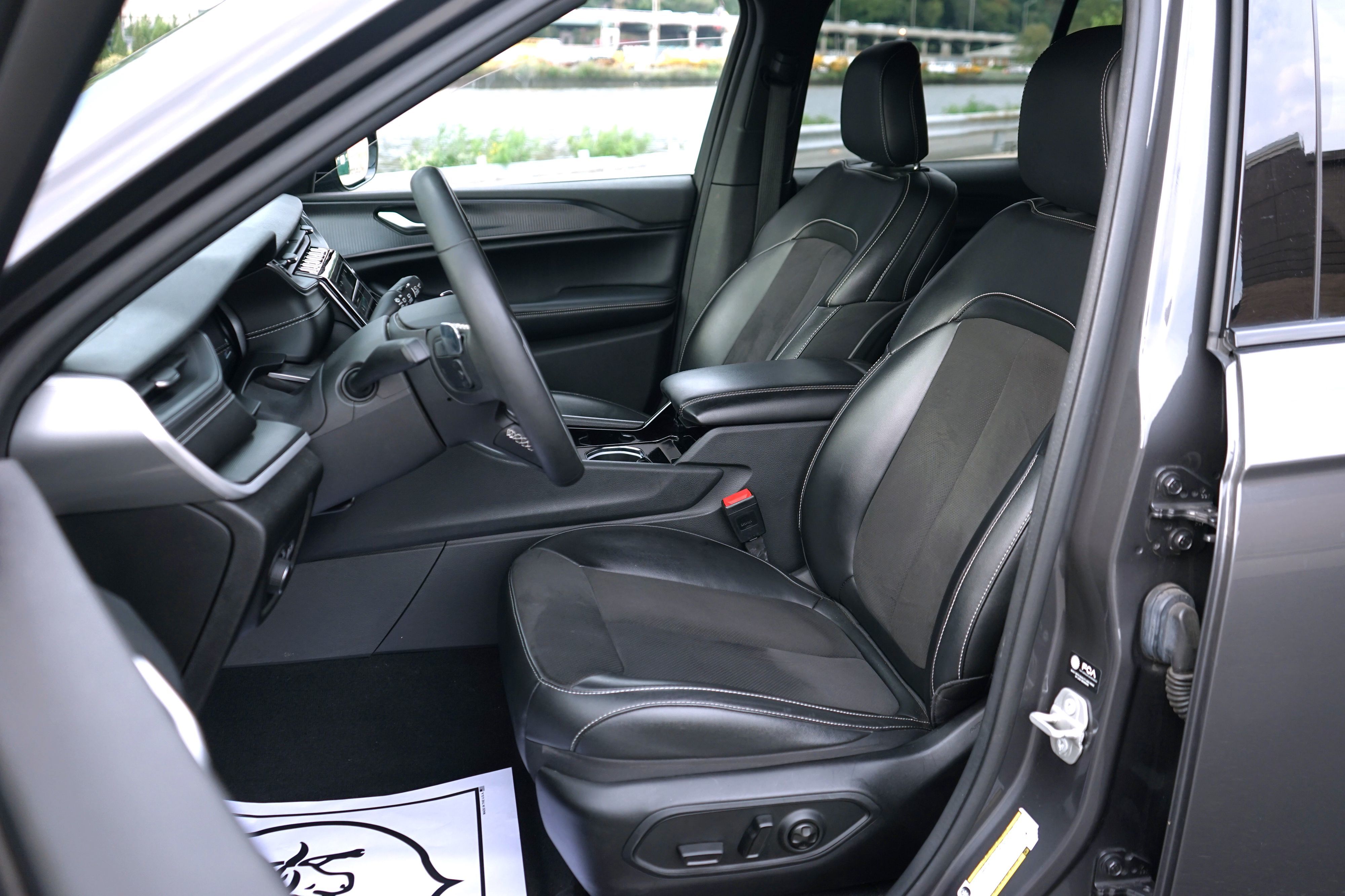 Photo 13 of this Jeep Grand Cherokee