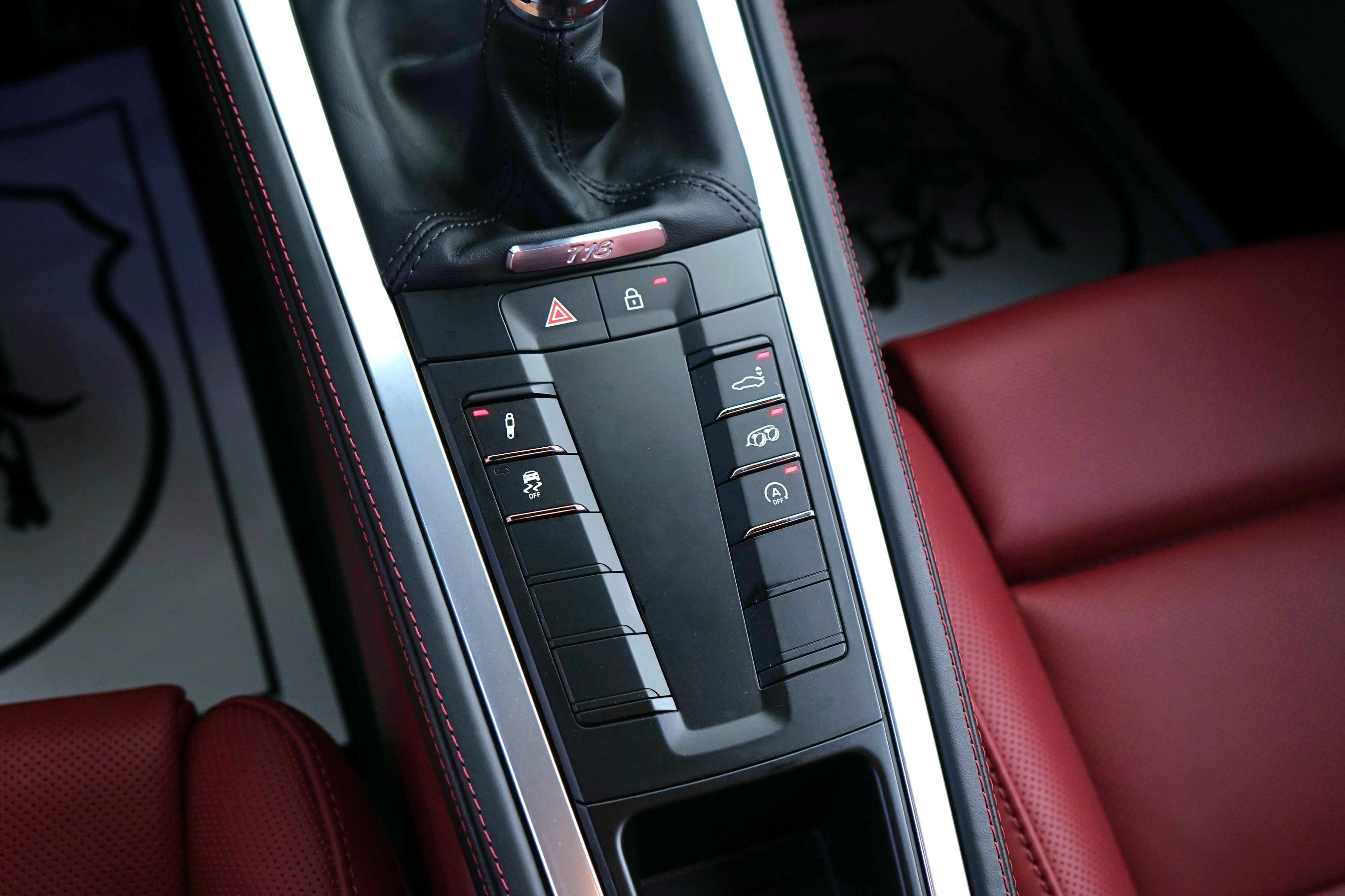Photo 37 of this Porsche 718 Cayman
