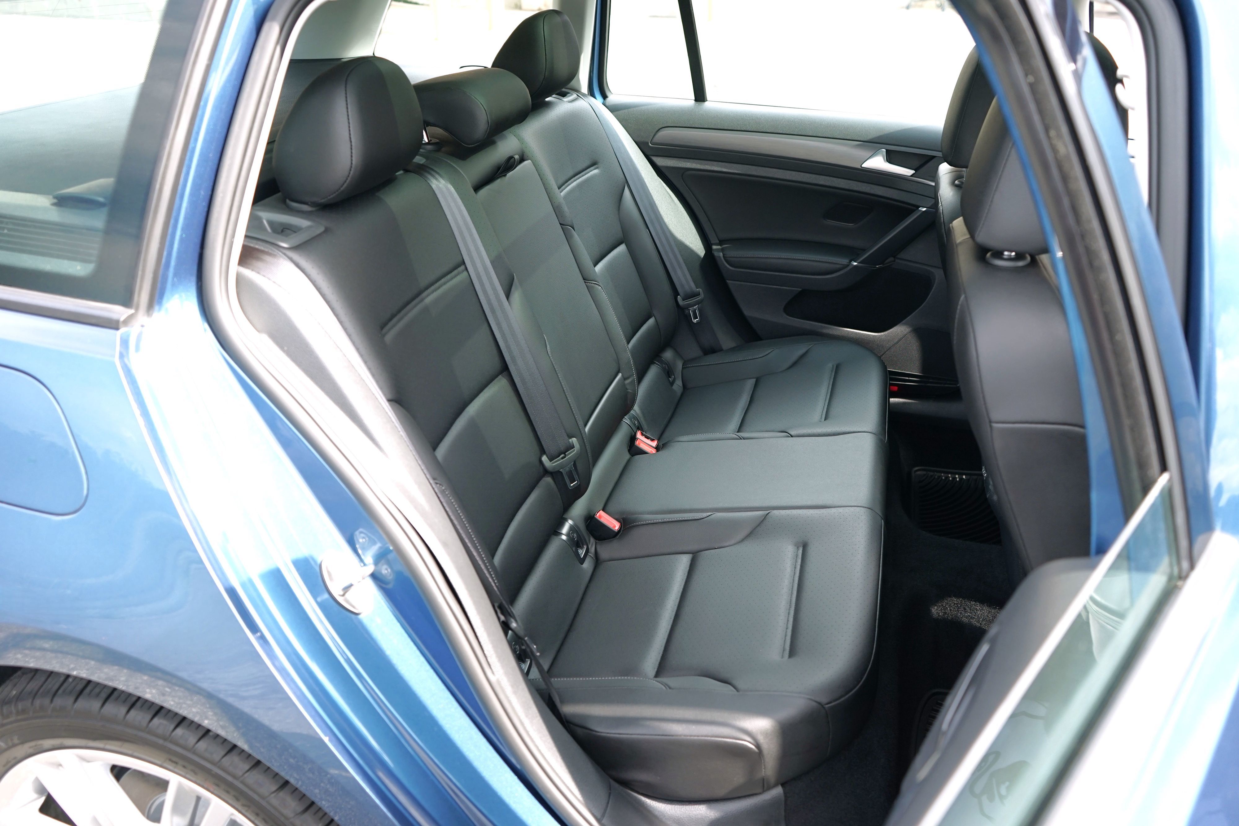 Photo 33 of this Volkswagen Golf SportWagen