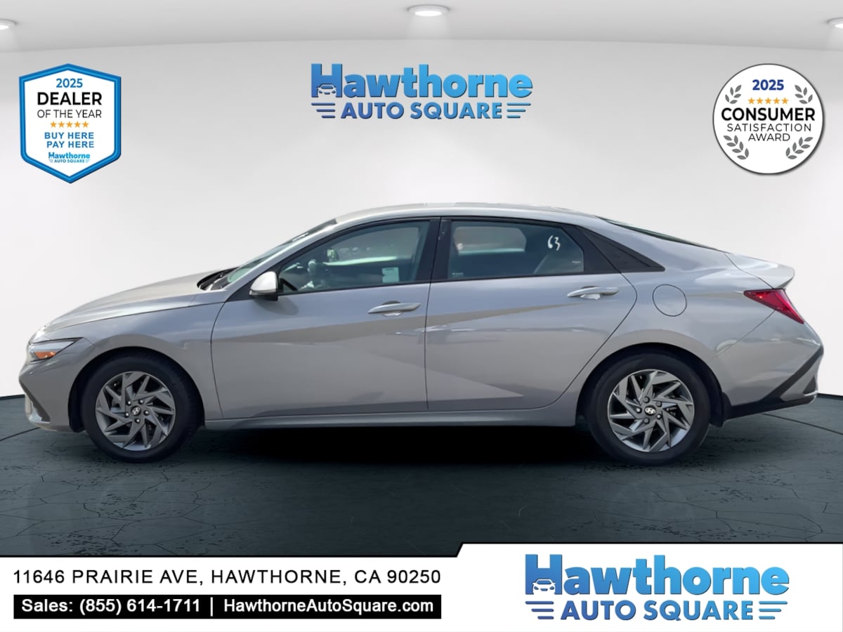Photo 2 of this Hyundai Elantra Hybrid