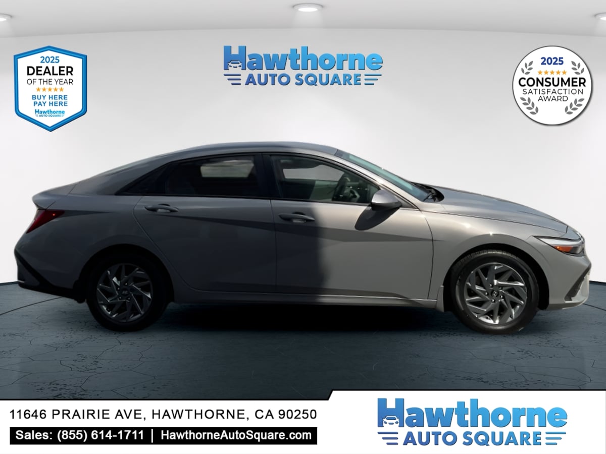 Photo 6 of this Hyundai Elantra Hybrid