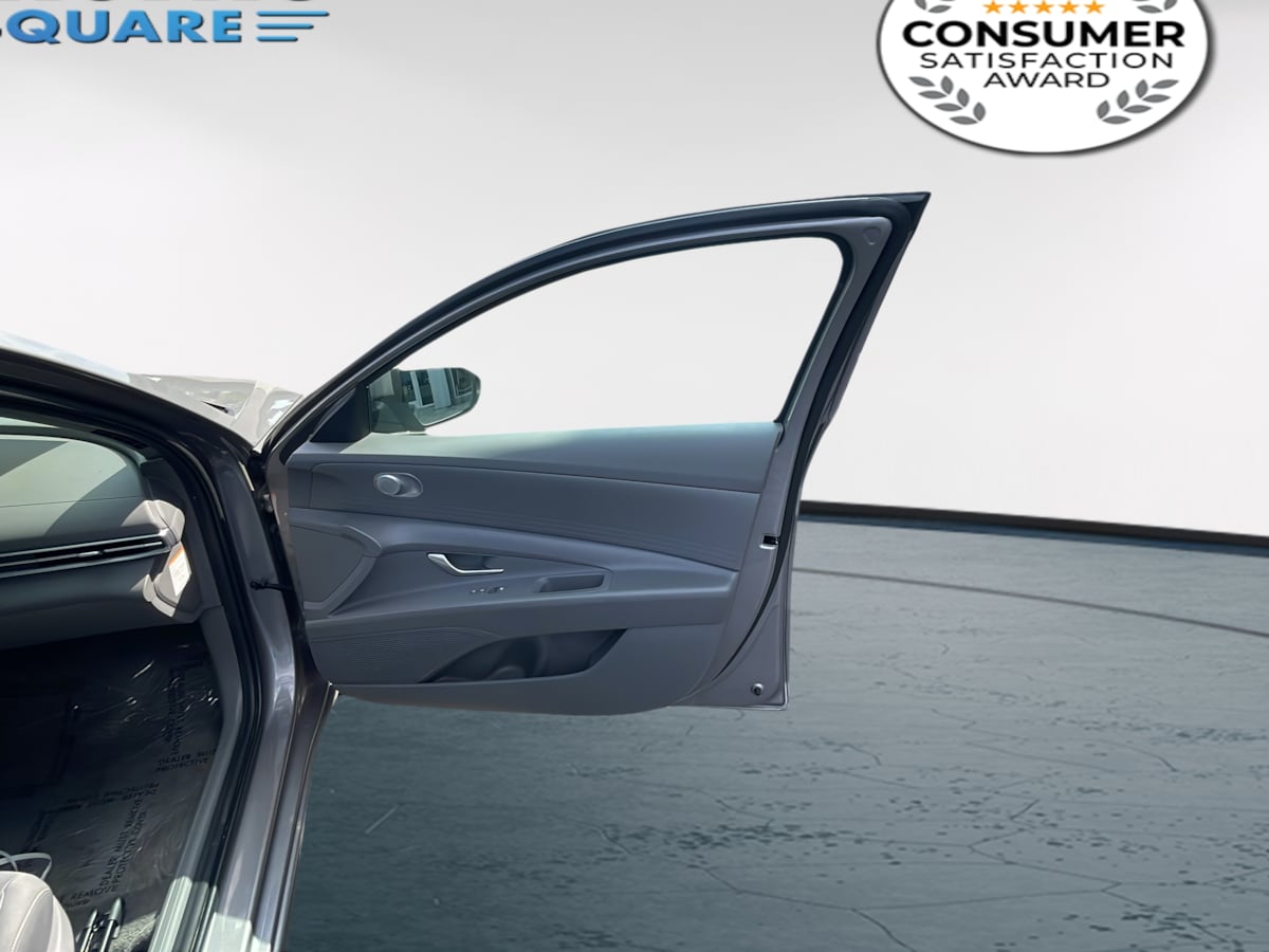 Photo 13 of this Hyundai Elantra Hybrid