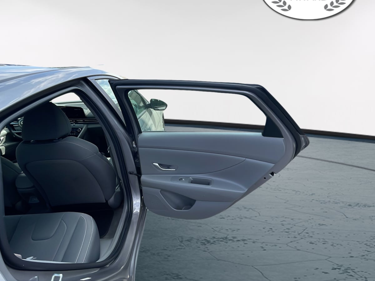 Photo 16 of this Hyundai Elantra Hybrid