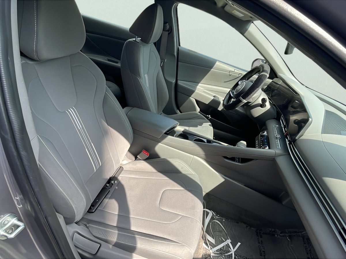 Photo 17 of this Hyundai Elantra Hybrid