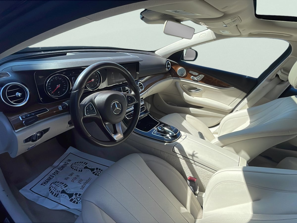 Photo 9 of this Mercedes-Benz E 300