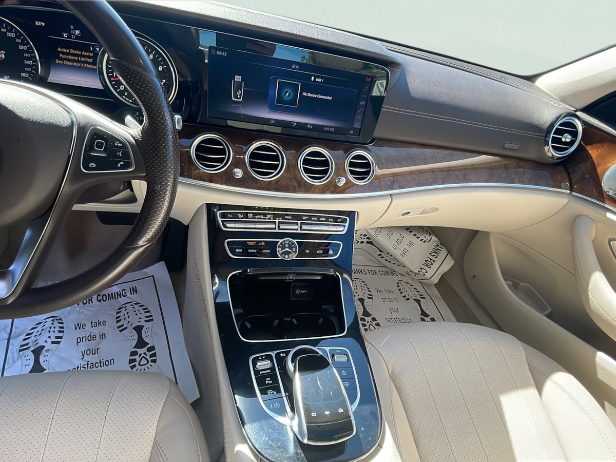 Photo 10 of this Mercedes-Benz E 300