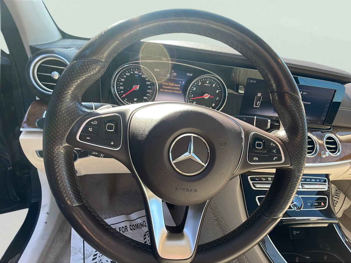 Photo 11 of this Mercedes-Benz E 300