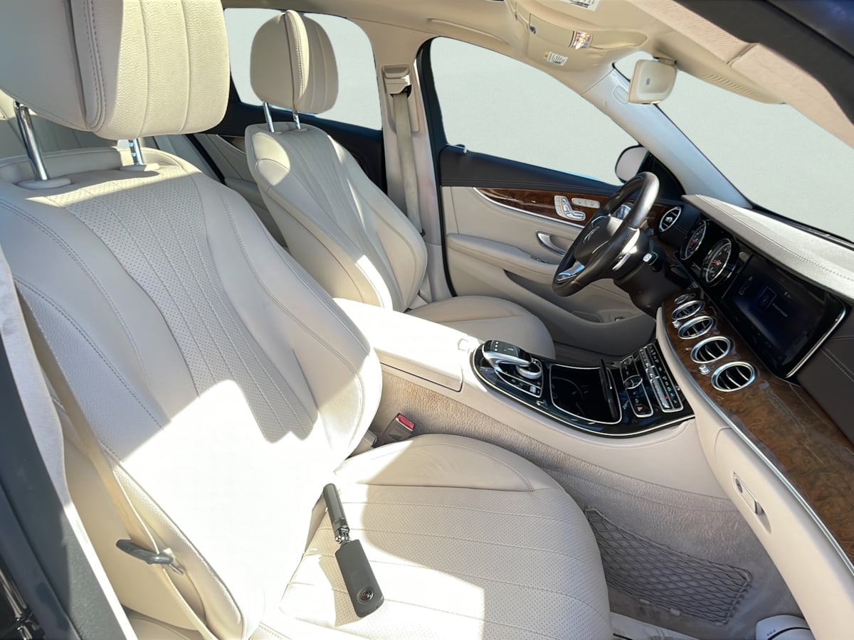 Photo 17 of this Mercedes-Benz E 300