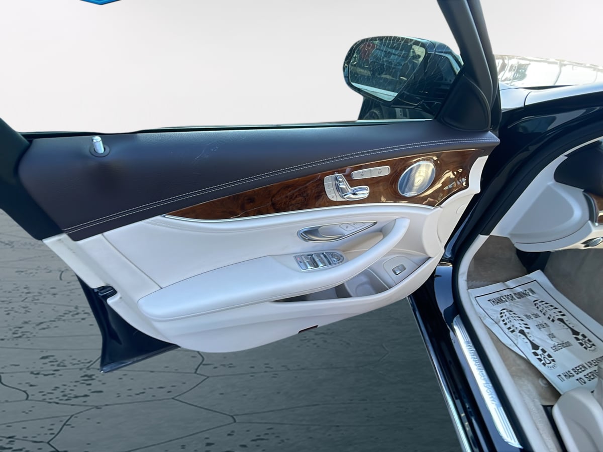Photo 20 of this Mercedes-Benz E 300