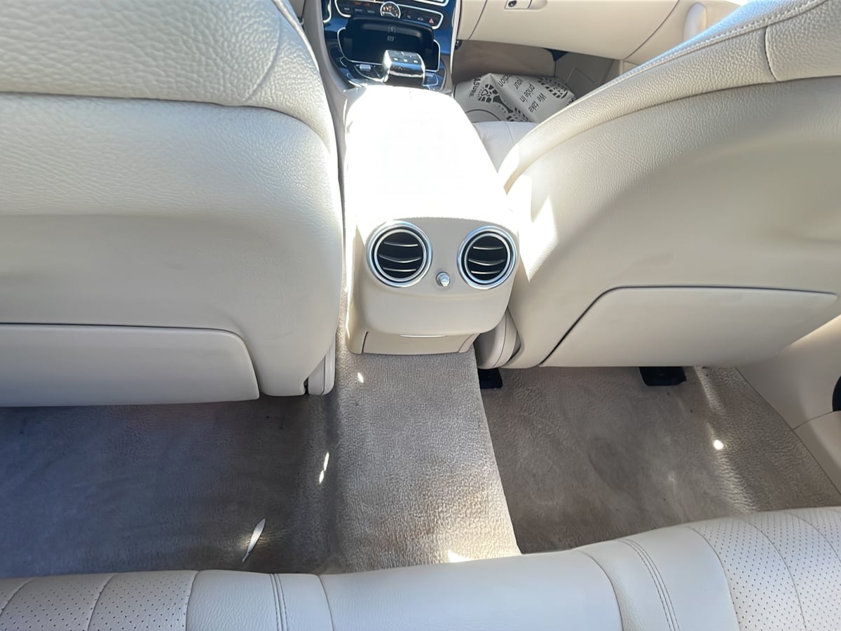 Photo 23 of this Mercedes-Benz E 300
